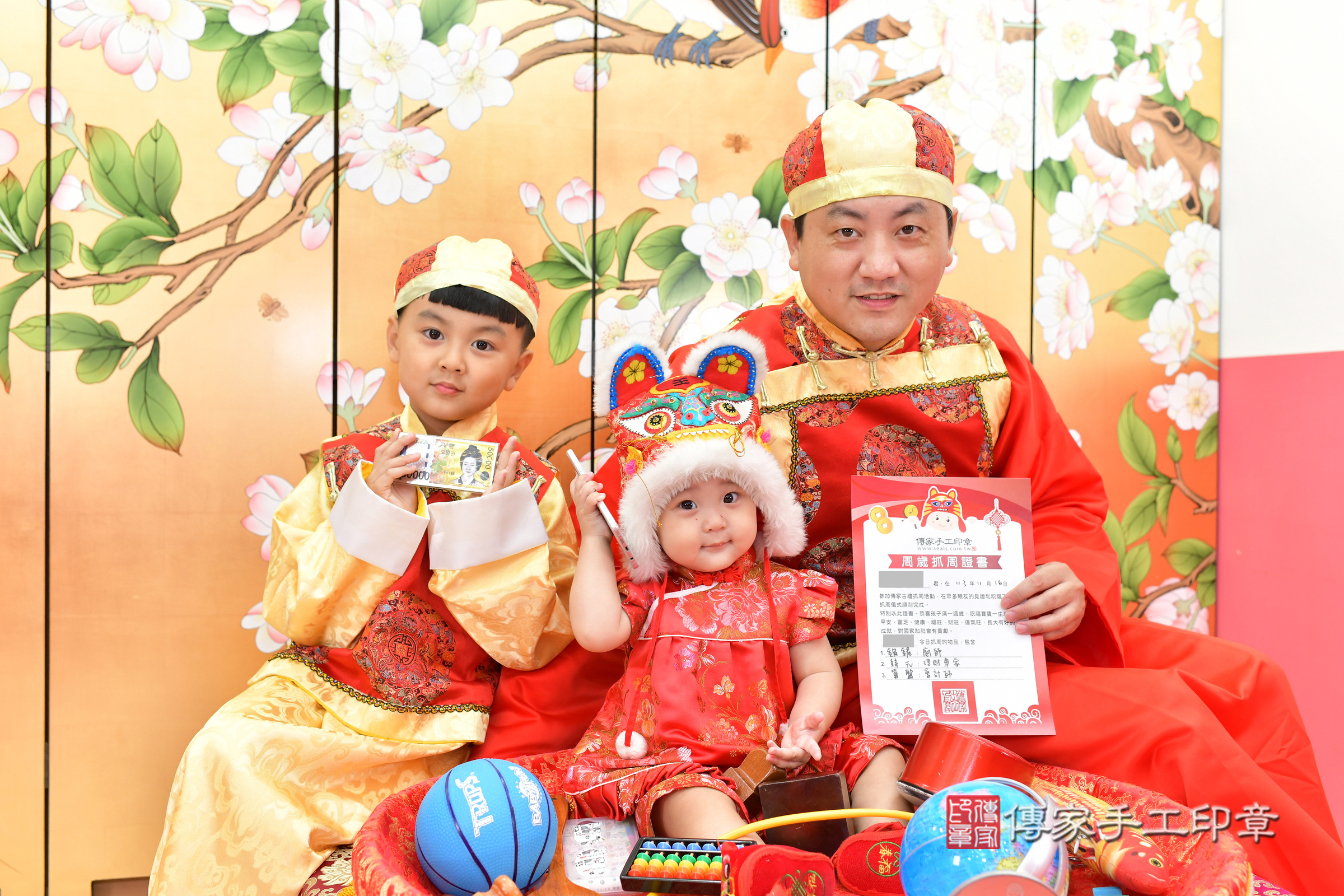 台中市北區言言寶寶抓周推薦：傳家台中店抓周度脺中國風會場，嬰兒古禮抓周流程儀式吉祥話、抓周道具物品24種、拍照。抓周證書。2024.11.16，照片22