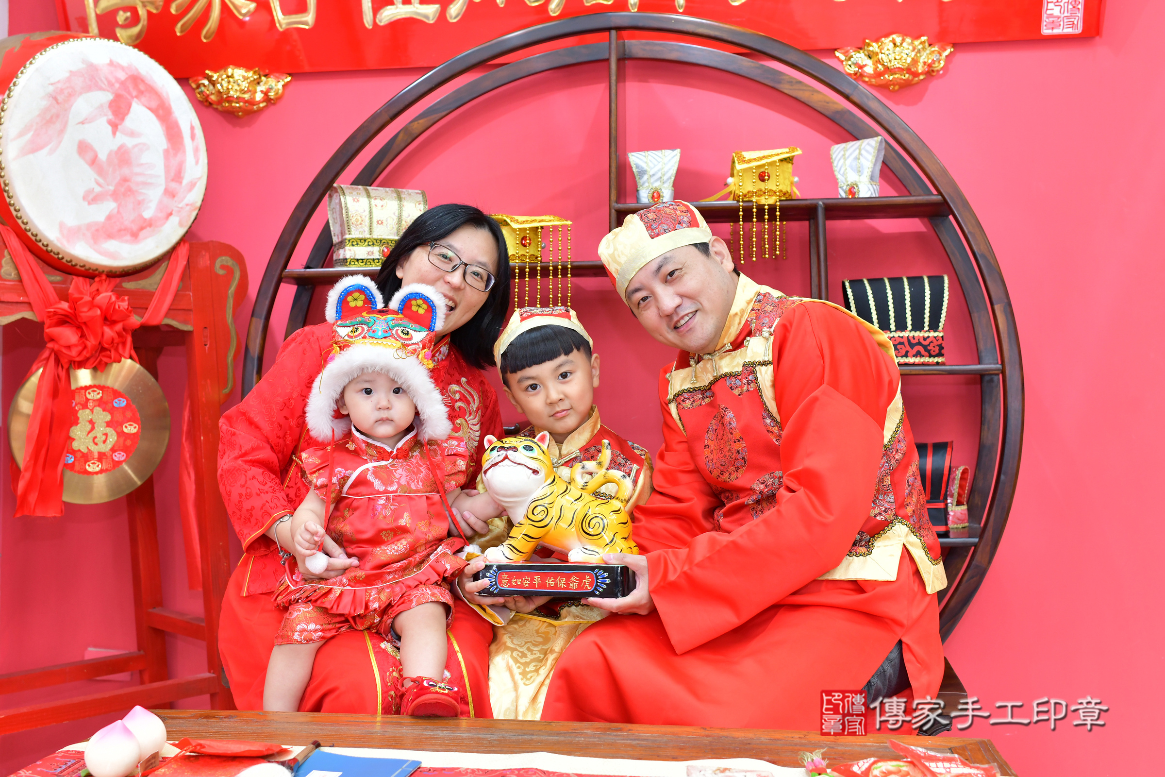 台中市北區言言寶寶抓周推薦：傳家台中店抓周度脺中國風會場，嬰兒古禮抓周流程儀式吉祥話、抓周道具物品24種、拍照。抓周證書。2024.11.16，照片13