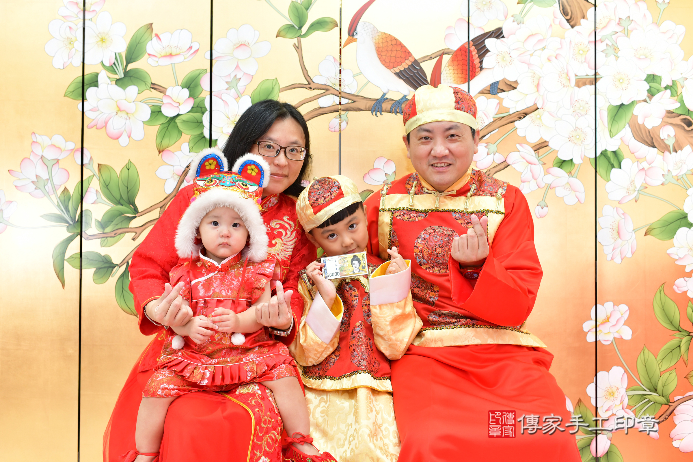 台中市北區言言寶寶抓周推薦：傳家台中店抓周度脺中國風會場，嬰兒古禮抓周流程儀式吉祥話、抓周道具物品24種、拍照。抓周證書。2024.11.16，照片2