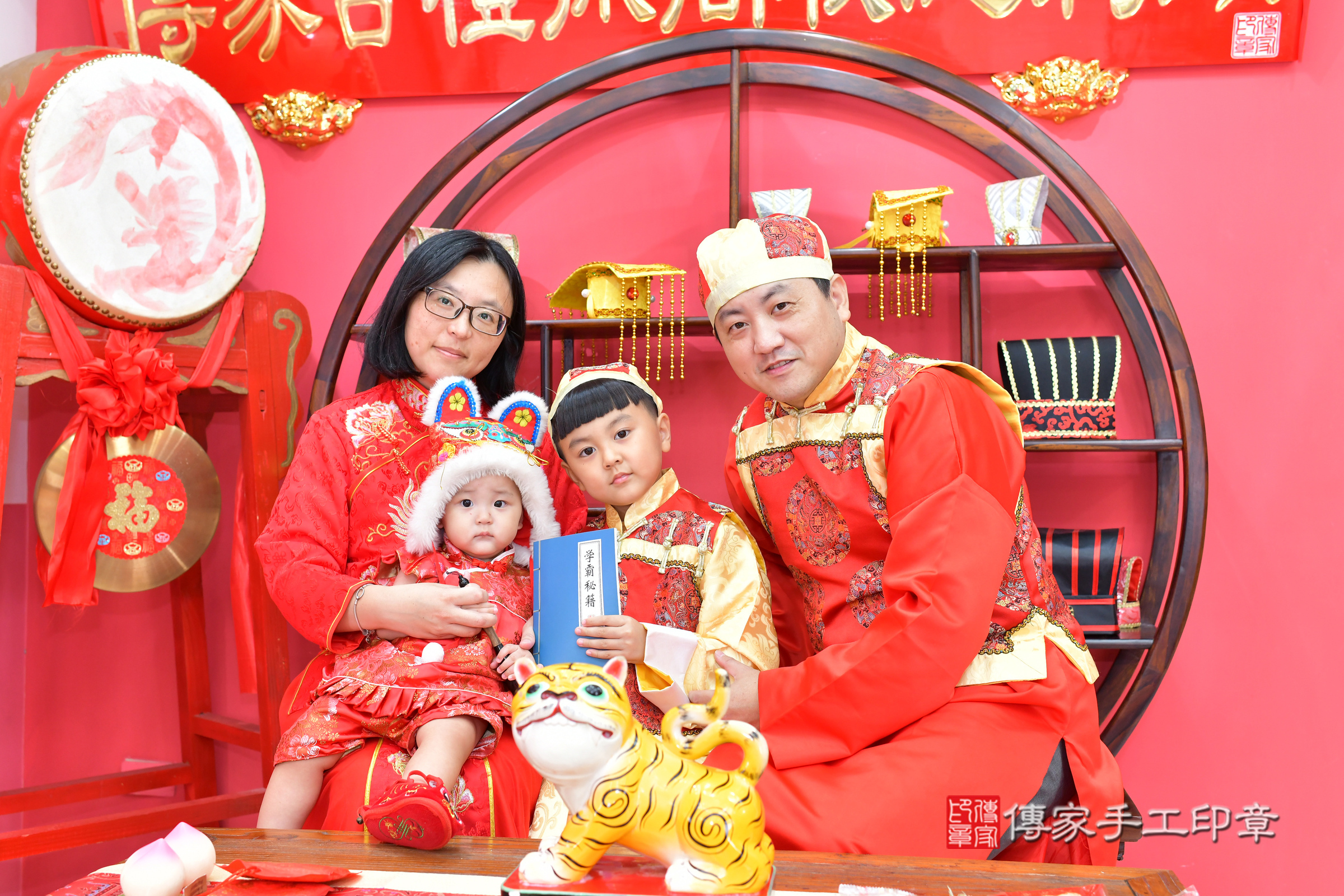 台中市北區言言寶寶抓周推薦：傳家台中店抓周度脺中國風會場，嬰兒古禮抓周流程儀式吉祥話、抓周道具物品24種、拍照。抓周證書。2024.11.16，照片16
