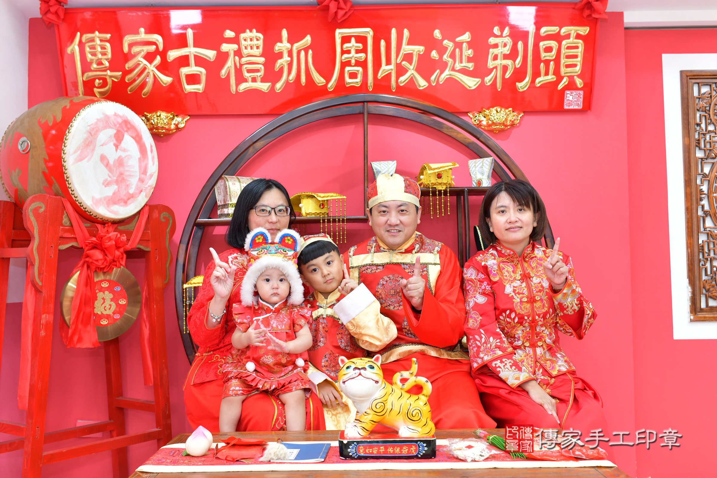 台中市北區言言寶寶抓周推薦：傳家台中店抓周度脺中國風會場，嬰兒古禮抓周流程儀式吉祥話、抓周道具物品24種、拍照。抓周證書。2024.11.16，照片5
