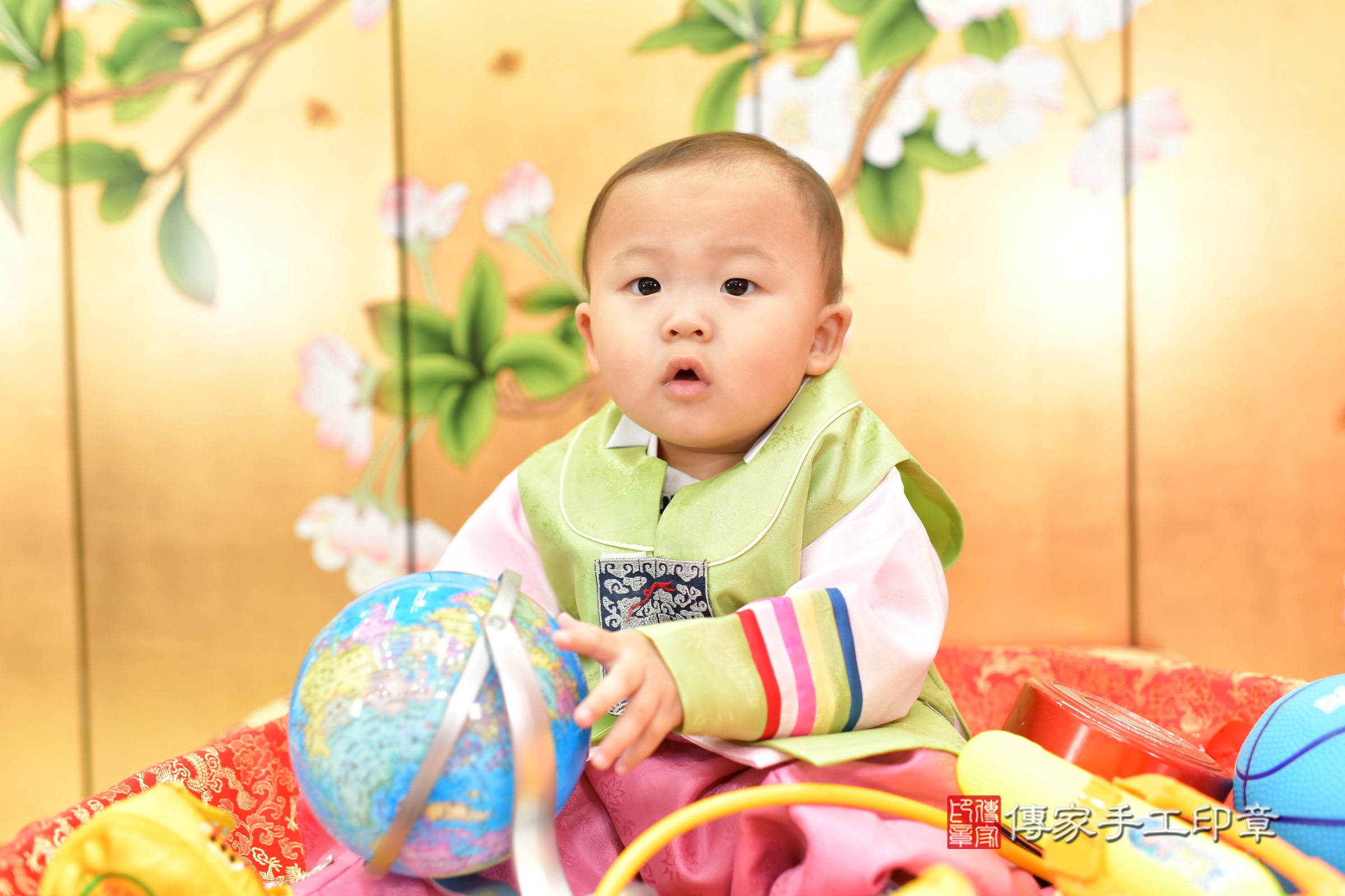 台中市北區誠誠寶寶抓周推薦：傳家台中店抓周度脺中國風會場，嬰兒古禮抓周流程儀式吉祥話、抓周道具物品24種、拍照。抓周證書。2024.11.10，照片12