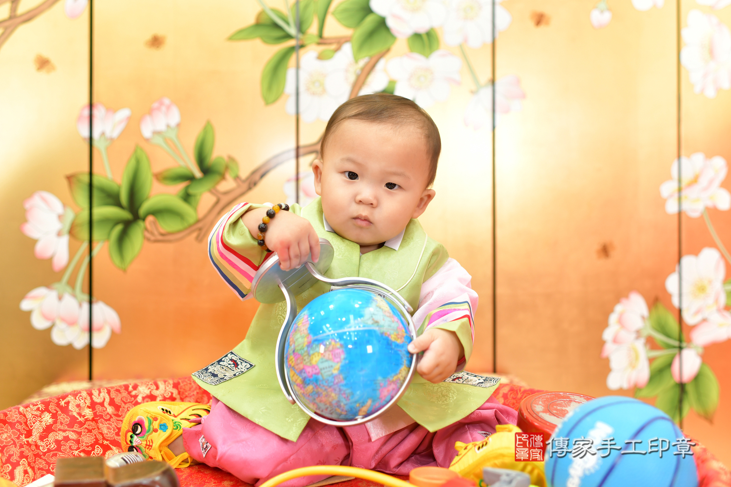 台中市北區誠誠寶寶抓周推薦：傳家台中店抓周度脺中國風會場，嬰兒古禮抓周流程儀式吉祥話、抓周道具物品24種、拍照。抓周證書。2024.11.10，照片13