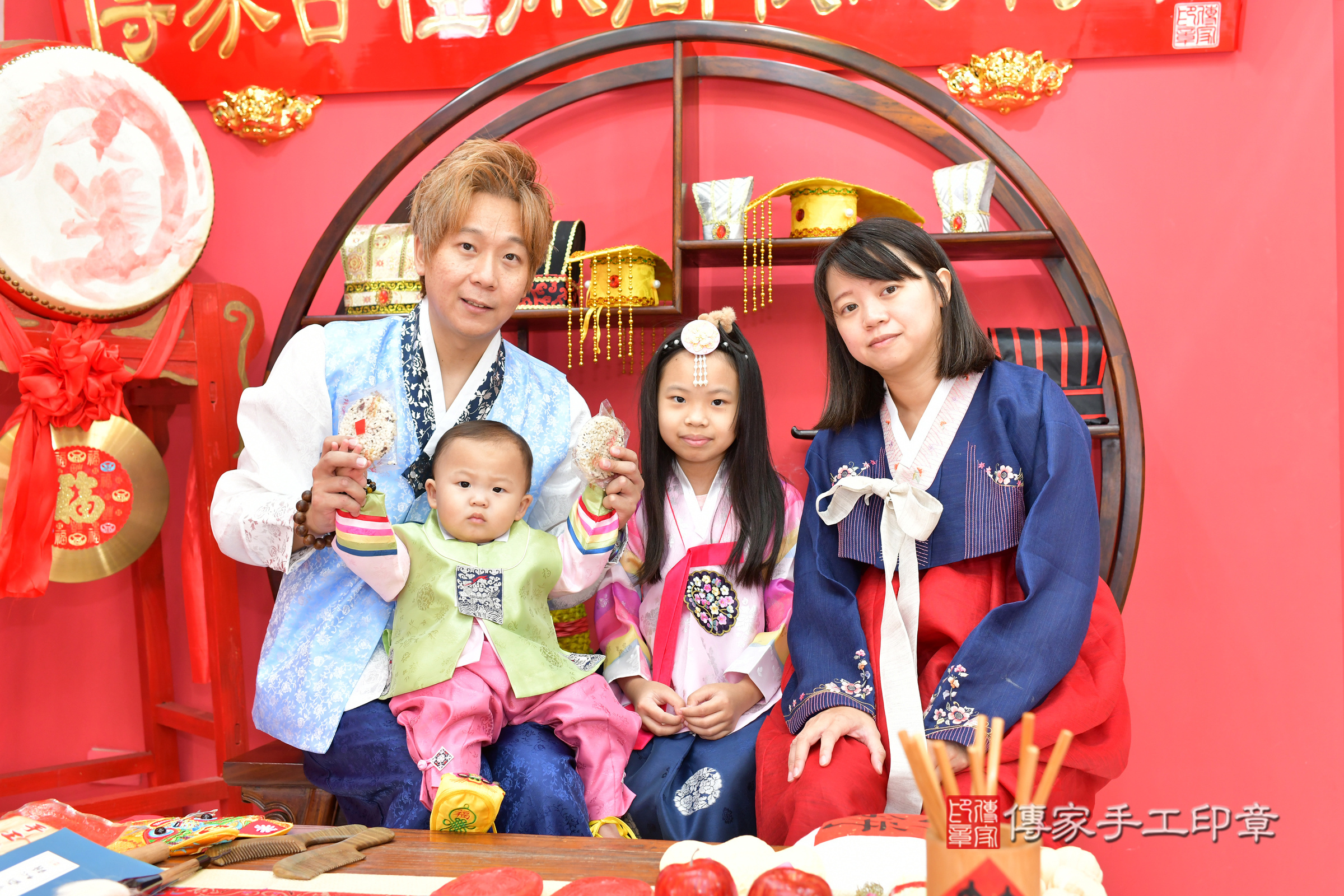 台中市北區誠誠寶寶抓周推薦：傳家台中店抓周度脺中國風會場，嬰兒古禮抓周流程儀式吉祥話、抓周道具物品24種、拍照。抓周證書。2024.11.10，照片20