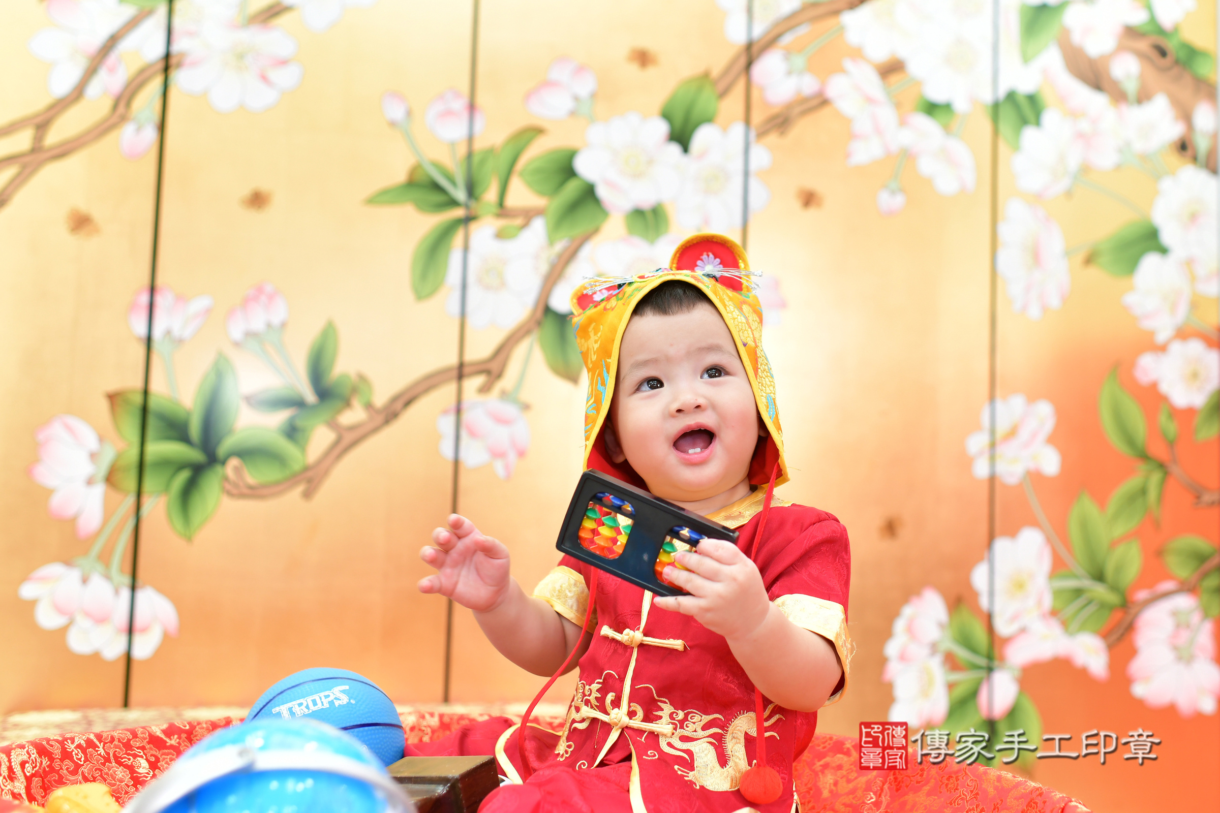 台中市北區皓皓寶寶抓周推薦：傳家台中店抓周度脺中國風會場，嬰兒古禮抓周流程儀式吉祥話、抓周道具物品24種、拍照。抓周證書。2024.11.21，照片8