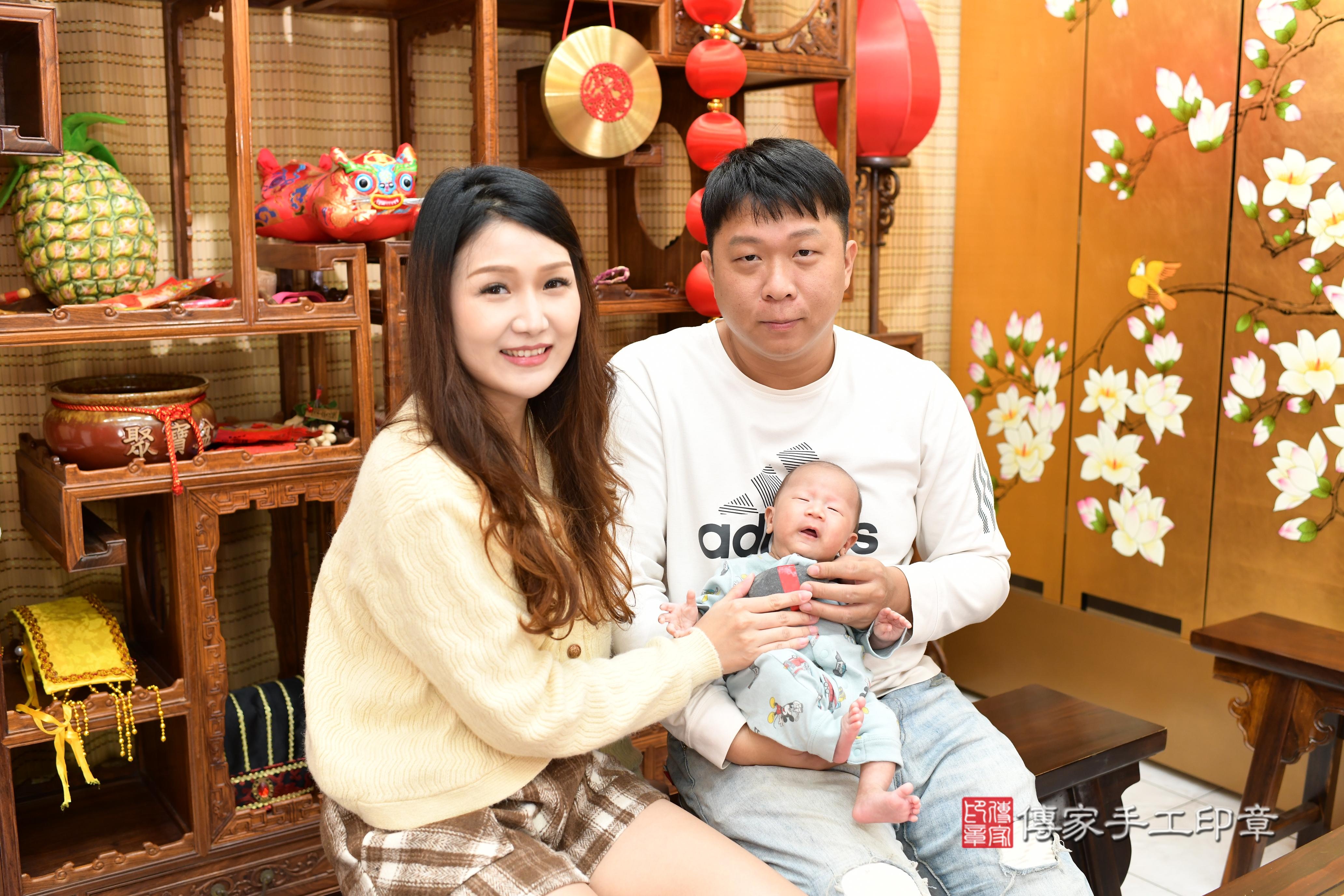 傳家手工印章台南店、抓周、度脺、中國風會場、傳家嬰兒古禮、吉祥話、抓周道具物品24種、拍照。抓周證書。寶寶抓周、滿周歲、生日快樂、祝福