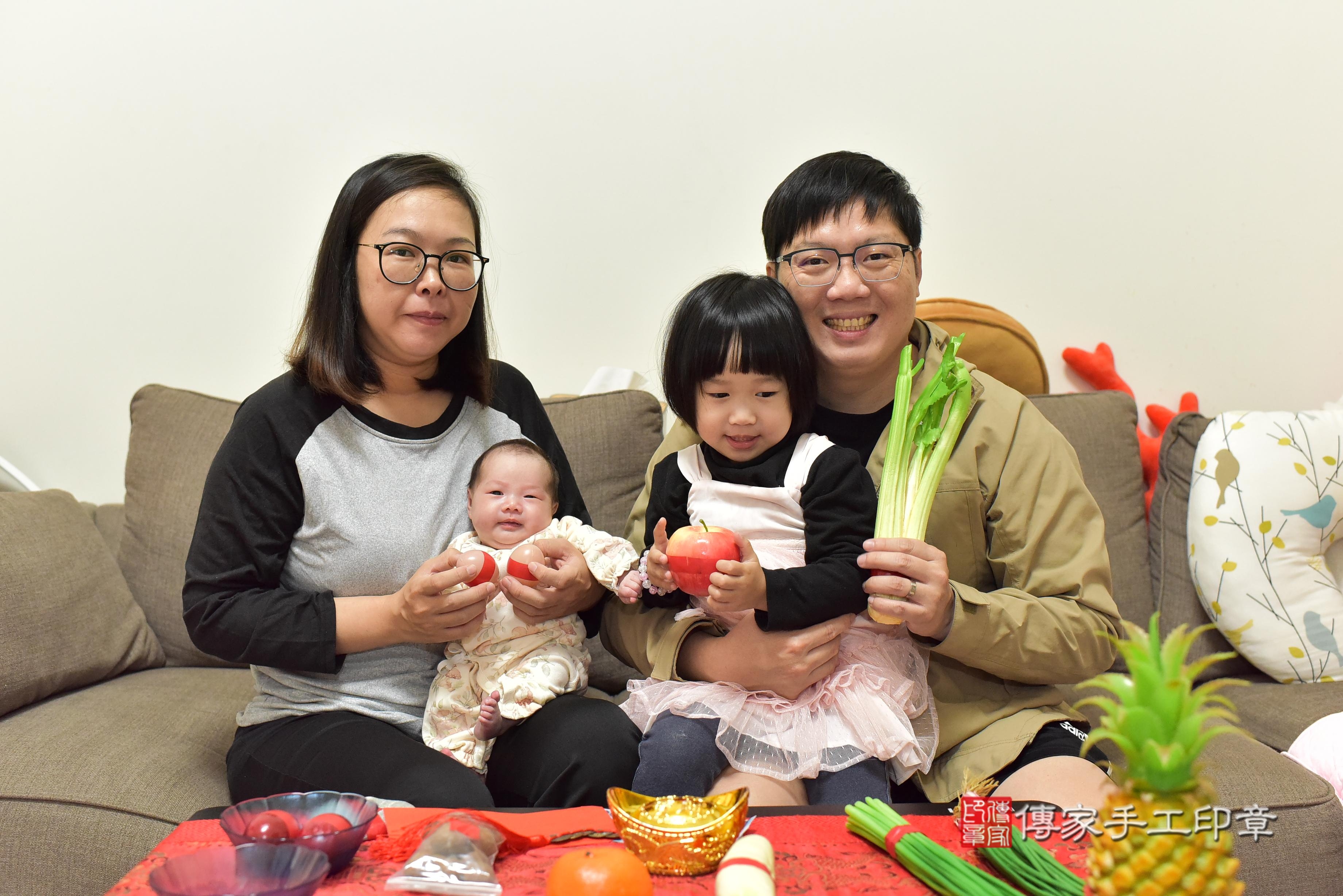 傳家手工印章台南店、抓周、度脺、中國風會場、傳家嬰兒古禮、吉祥話、抓周道具物品24種、拍照。抓周證書。寶寶抓周、滿周歲、生日快樂、祝福