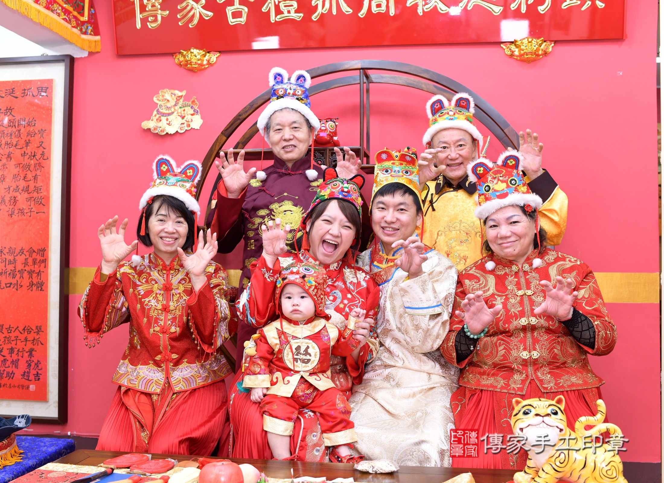 新北市永和區小淵寶寶抓周推薦：傳家新北店抓周度脺中國風會場，嬰兒古禮抓周流程儀式吉祥話、抓周道具物品24種、拍照。抓周證書。2024.12.16，照片11