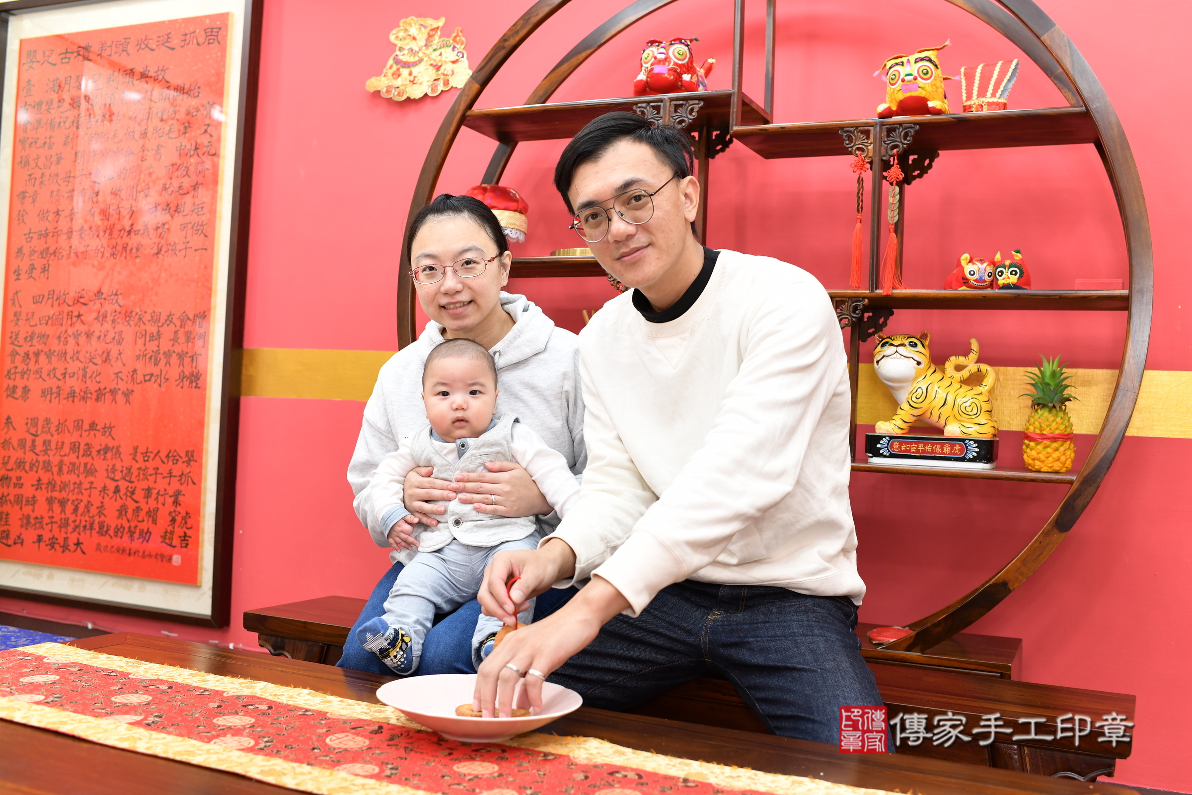 新北市永和區濱濱寶寶收涎推薦：傳家新北店收涎中國風會場，嬰兒古禮收涎收口水流程儀式、收涎吉祥話、收涎餅乾、收涎拍照。收涎證書。2024.12.19，照片12
