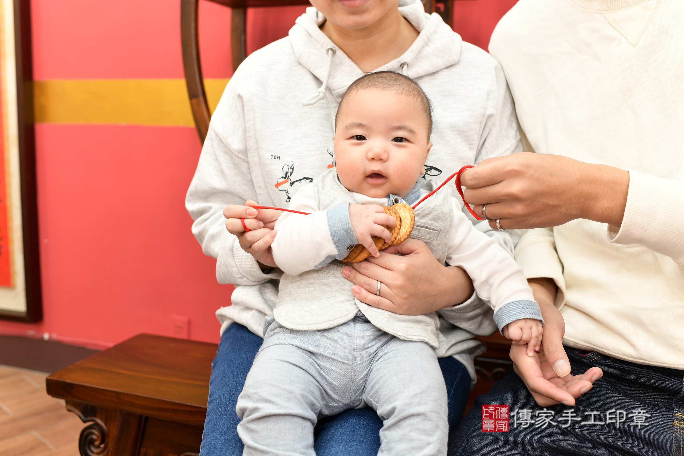新北市永和區濱濱寶寶收涎推薦：傳家新北店收涎中國風會場，嬰兒古禮收涎收口水流程儀式、收涎吉祥話、收涎餅乾、收涎拍照。收涎證書。2024.12.19，照片15