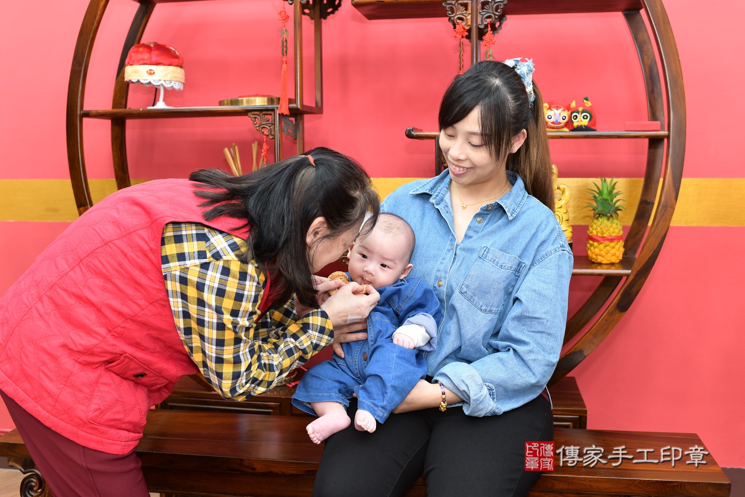 新北市永和區小滕寶寶收涎推薦：傳家新北店收涎中國風會場，嬰兒古禮收涎收口水流程儀式、收涎吉祥話、收涎餅乾、收涎拍照。收涎證書。2024.12.25，照片13