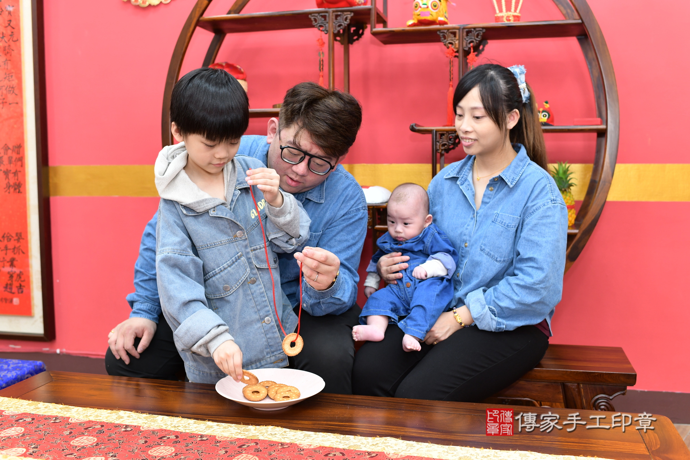新北市永和區小滕寶寶收涎推薦：傳家新北店收涎中國風會場，嬰兒古禮收涎收口水流程儀式、收涎吉祥話、收涎餅乾、收涎拍照。收涎證書。2024.12.25，照片9