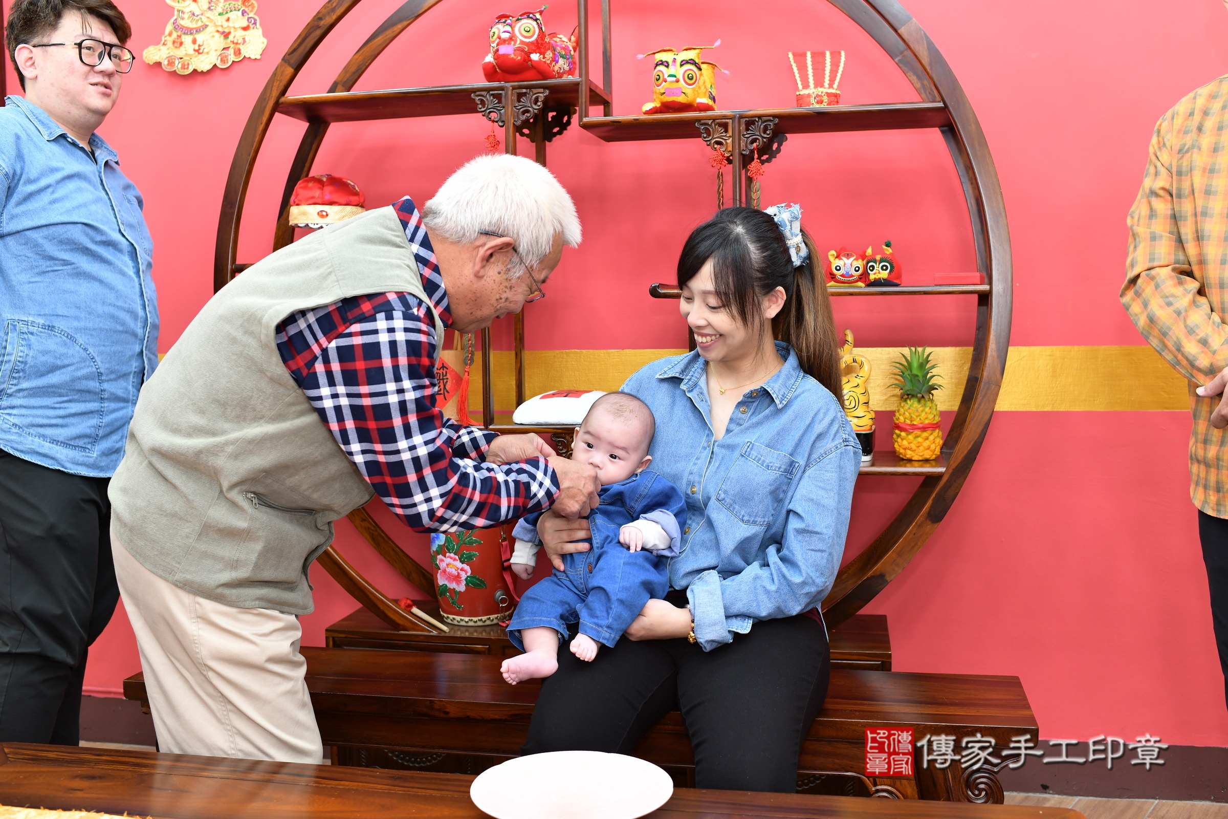 新北市永和區小滕寶寶收涎推薦：傳家新北店收涎中國風會場，嬰兒古禮收涎收口水流程儀式、收涎吉祥話、收涎餅乾、收涎拍照。收涎證書。2024.12.25，照片11