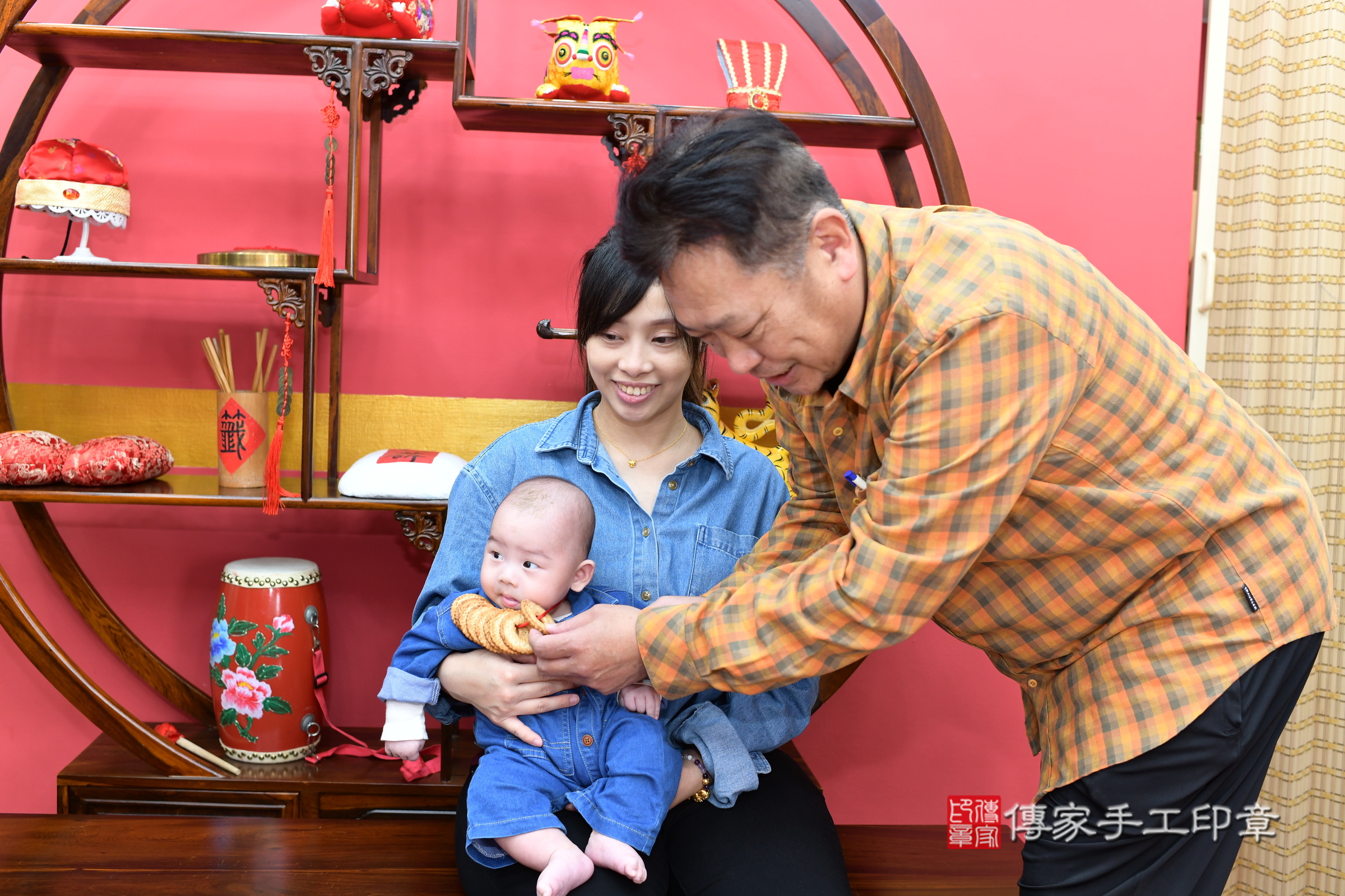 新北市永和區小滕寶寶收涎推薦：傳家新北店收涎中國風會場，嬰兒古禮收涎收口水流程儀式、收涎吉祥話、收涎餅乾、收涎拍照。收涎證書。2024.12.25，照片12