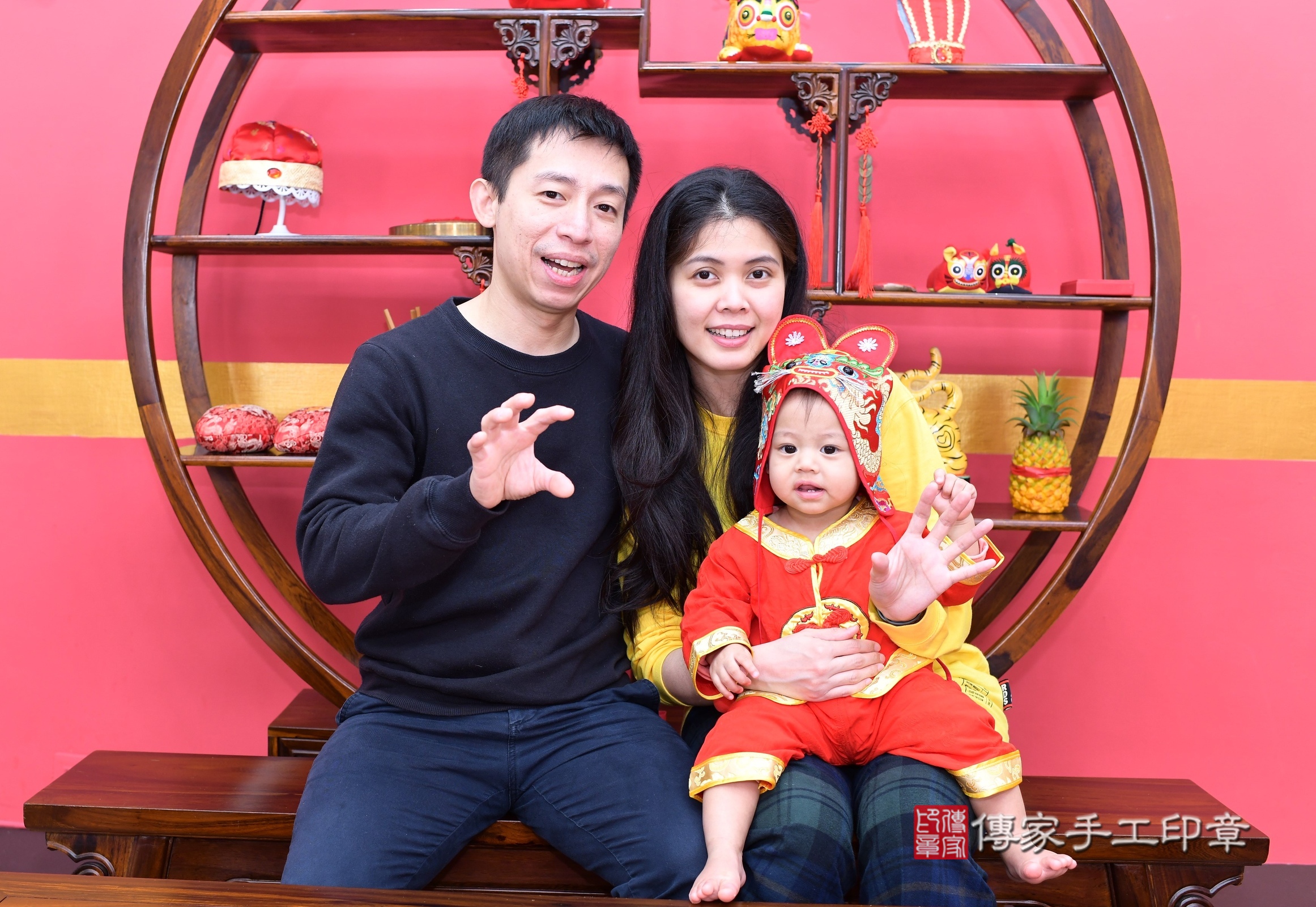 新北市永和區萱萱寶寶抓周推薦：傳家新北店抓周度脺中國風會場，嬰兒古禮抓周流程儀式吉祥話、抓周道具物品24種、拍照。抓周證書。2024.12.26，照片4