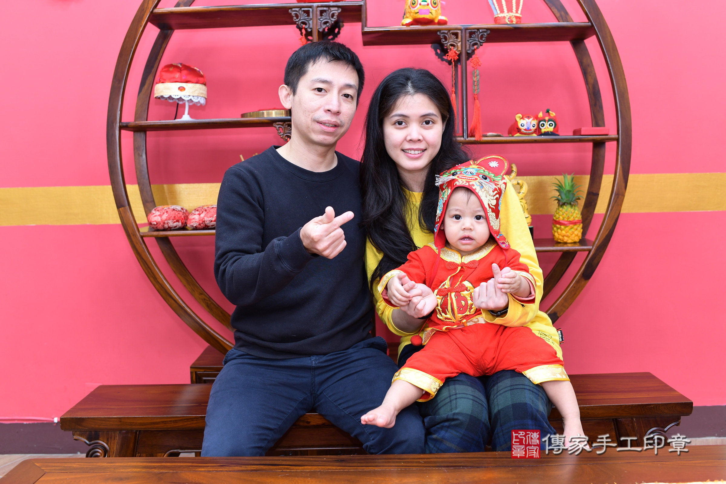 新北市永和區萱萱寶寶抓周推薦：傳家新北店抓周度脺中國風會場，嬰兒古禮抓周流程儀式吉祥話、抓周道具物品24種、拍照。抓周證書。2024.12.26，照片3