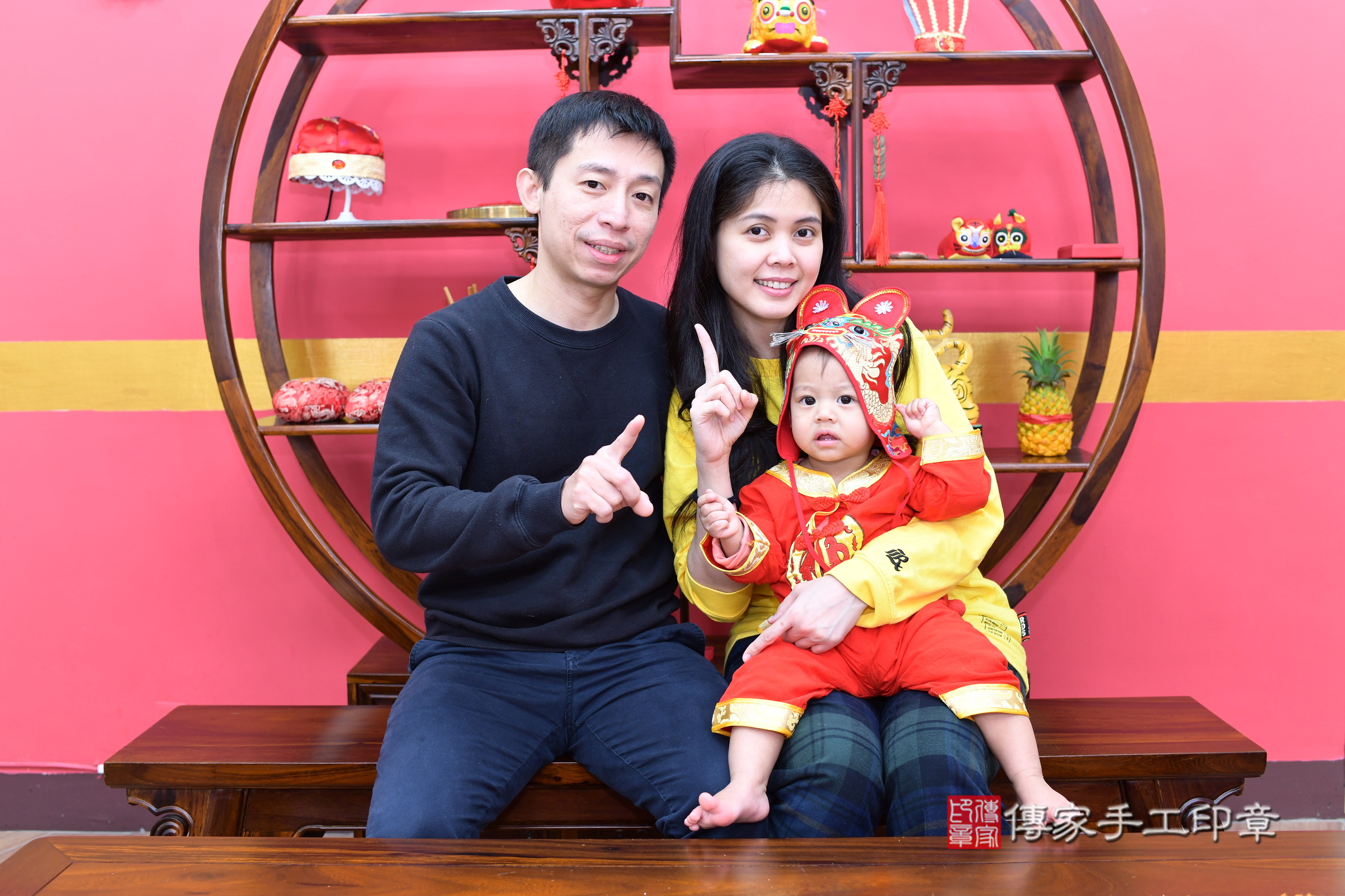 新北市永和區萱萱寶寶抓周推薦：傳家新北店抓周度脺中國風會場，嬰兒古禮抓周流程儀式吉祥話、抓周道具物品24種、拍照。抓周證書。2024.12.26，照片2