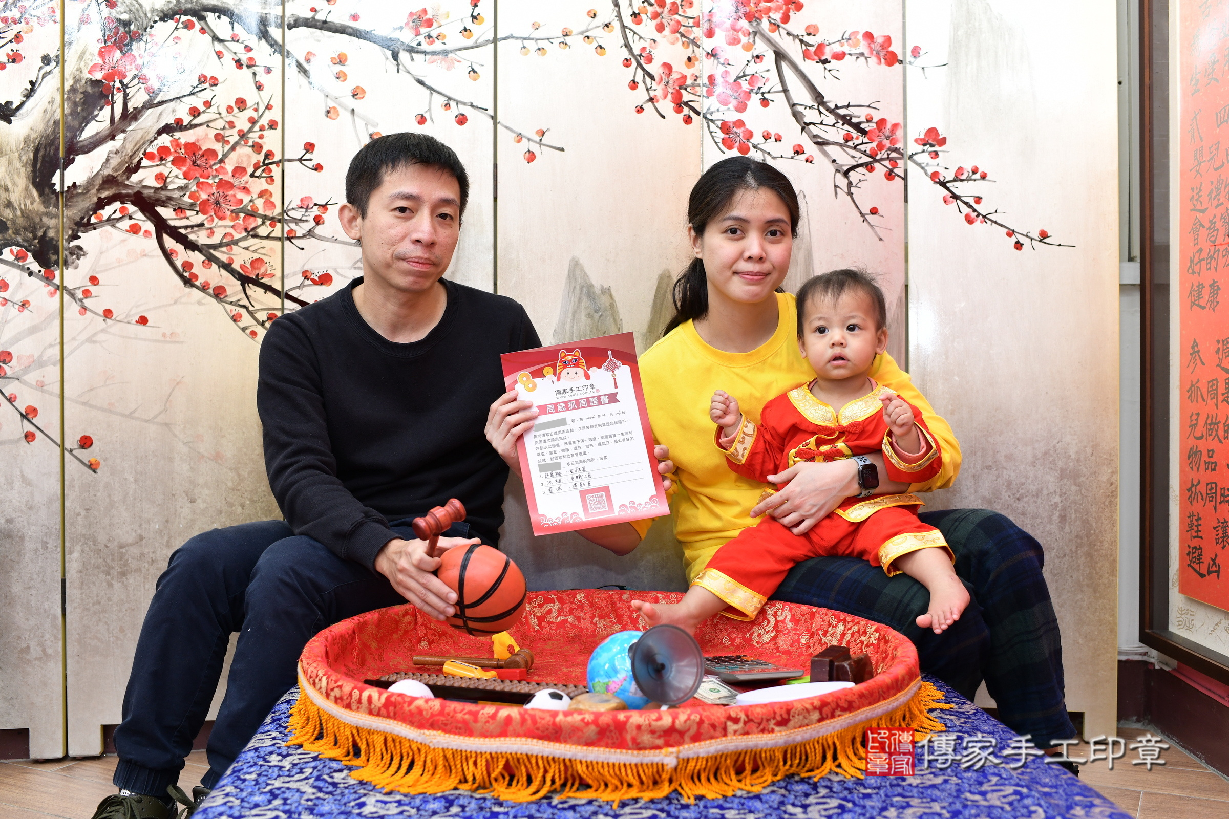 新北市永和區萱萱寶寶抓周推薦：傳家新北店抓周度脺中國風會場，嬰兒古禮抓周流程儀式吉祥話、抓周道具物品24種、拍照。抓周證書。2024.12.26，照片17