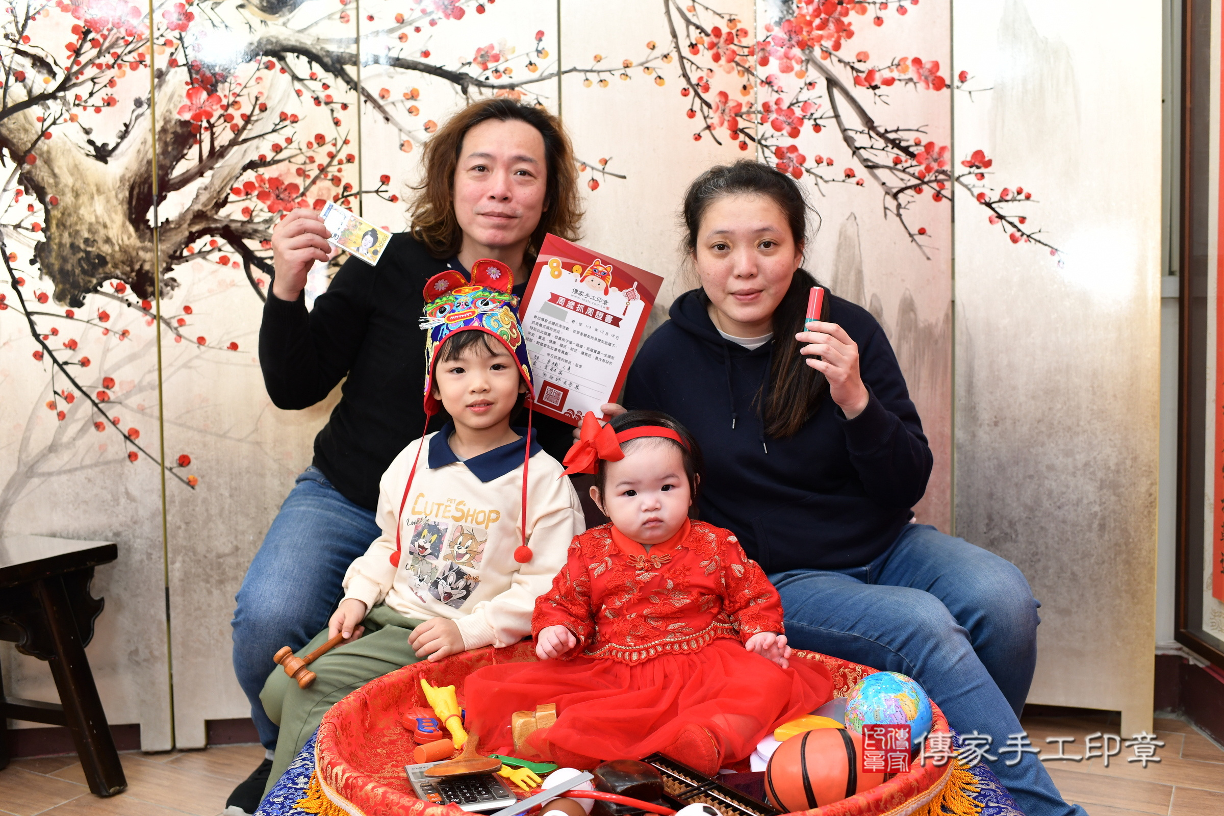 新北市永和區小羽寶寶抓周推薦：傳家新北店抓周度脺中國風會場，嬰兒古禮抓周流程儀式吉祥話、抓周道具物品24種、拍照。抓周證書。2024.12.18，照片18