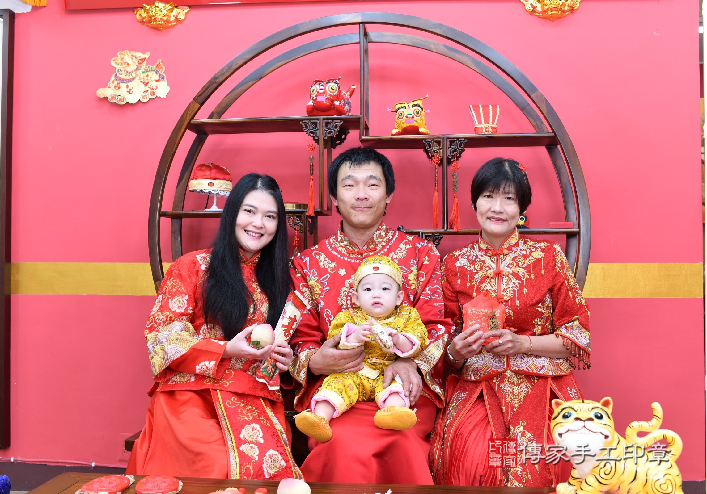 新北市永和區小愷寶寶抓周推薦：傳家新北店抓周度脺中國風會場，嬰兒古禮抓周流程儀式吉祥話、抓周道具物品24種、拍照。抓周證書。2024.12.23，照片14