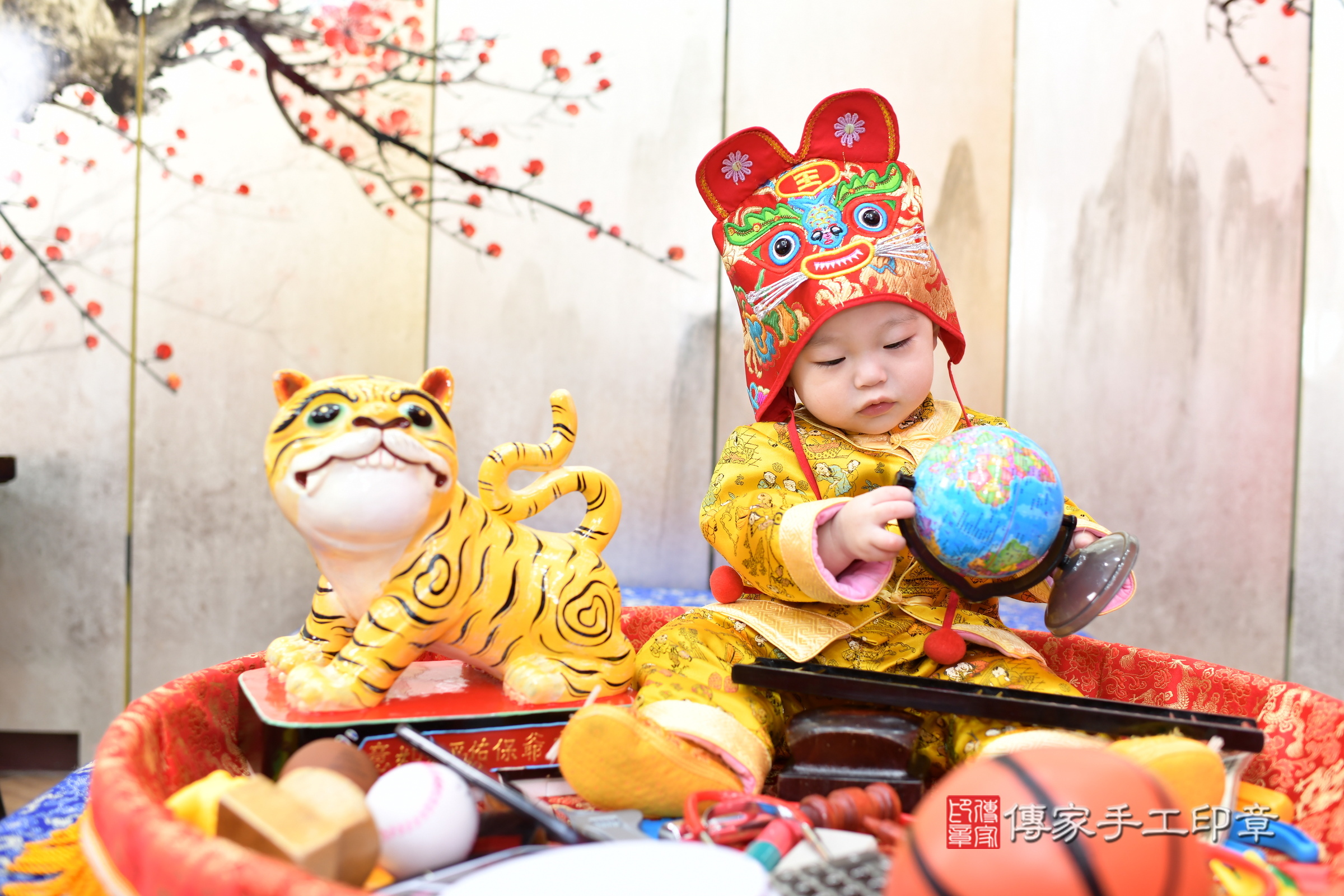 新北市永和區小愷寶寶抓周推薦：傳家新北店抓周度脺中國風會場，嬰兒古禮抓周流程儀式吉祥話、抓周道具物品24種、拍照。抓周證書。2024.12.23，照片8