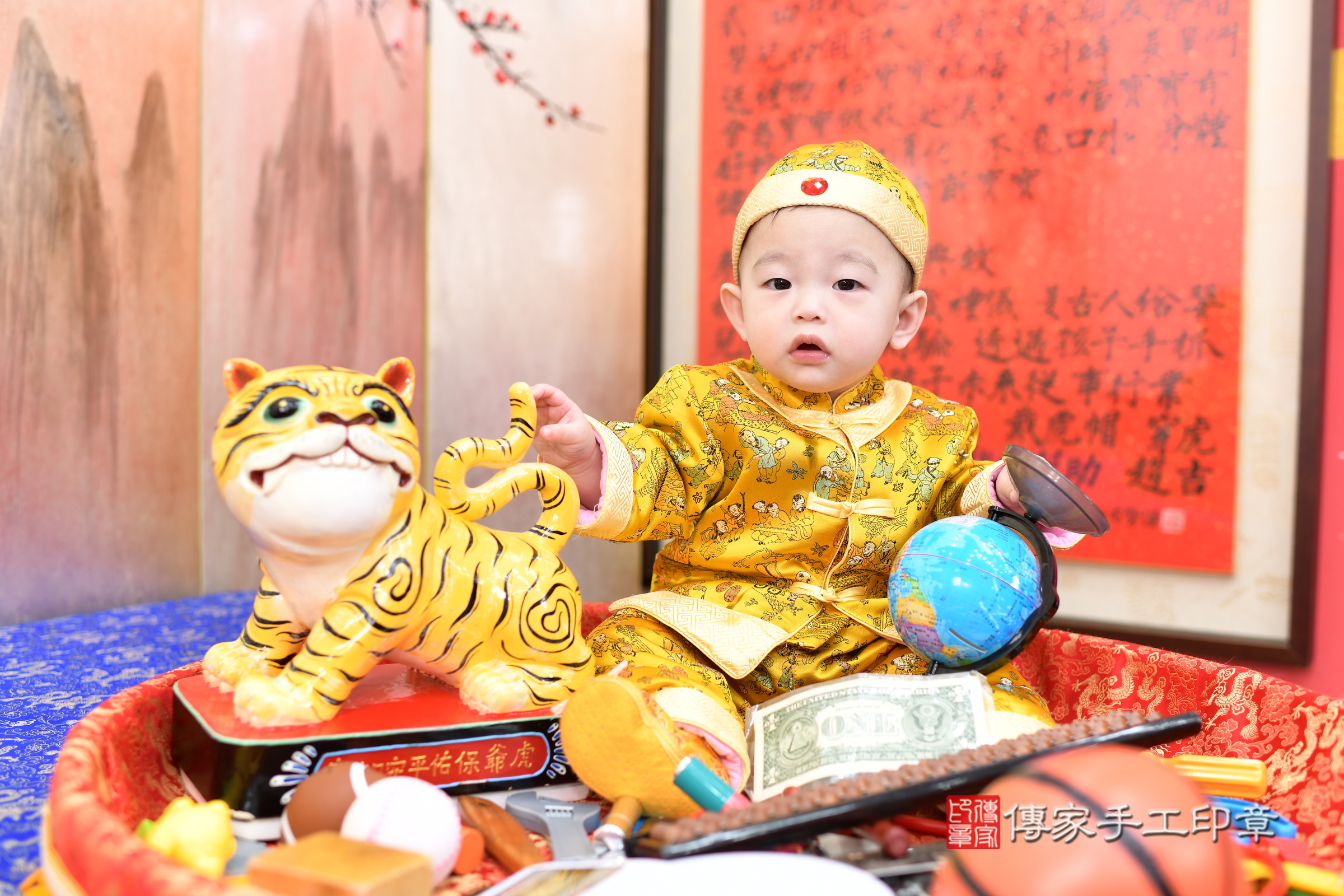 新北市永和區小愷寶寶抓周推薦：傳家新北店抓周度脺中國風會場，嬰兒古禮抓周流程儀式吉祥話、抓周道具物品24種、拍照。抓周證書。2024.12.23，照片6