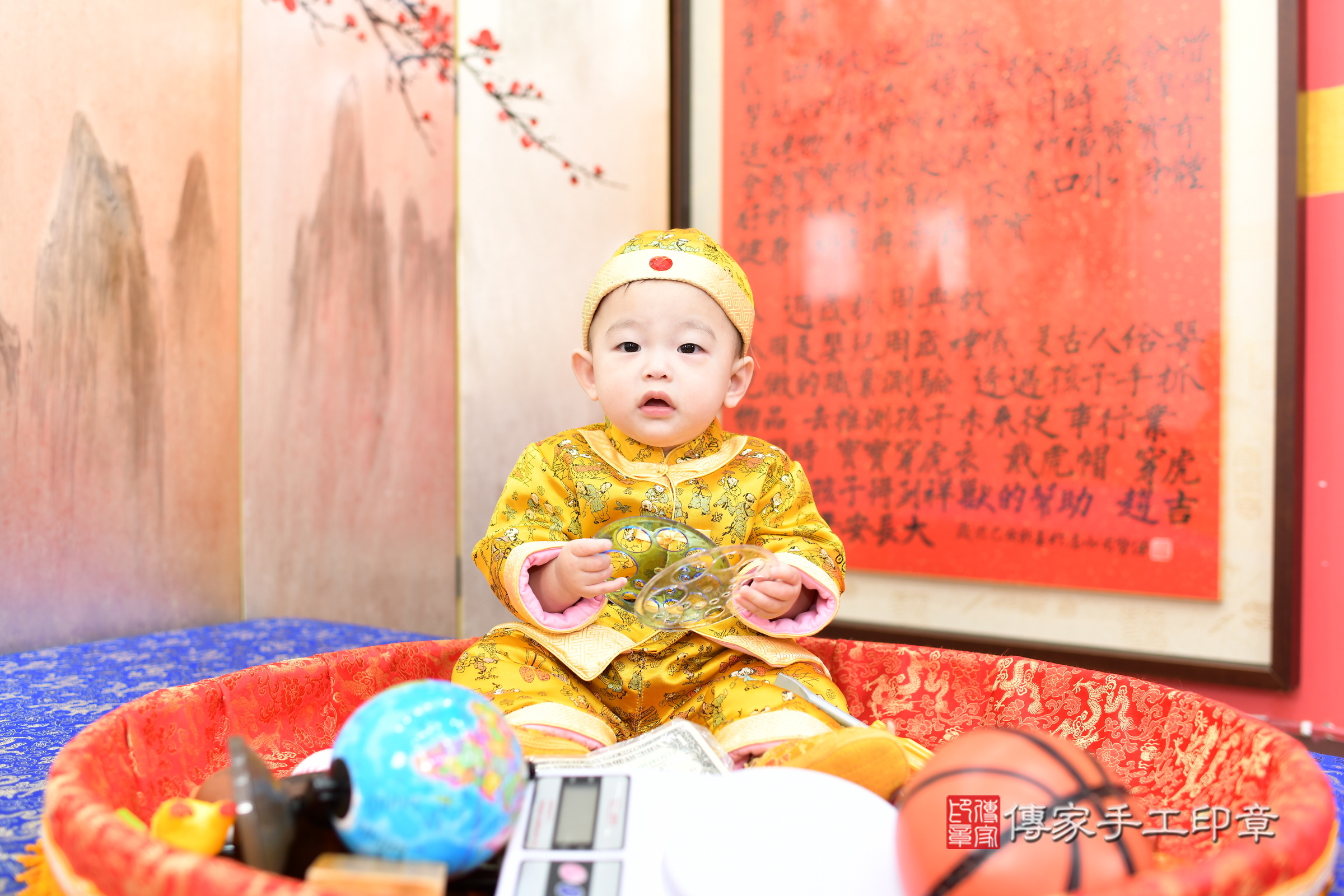 新北市永和區小愷寶寶抓周推薦：傳家新北店抓周度脺中國風會場，嬰兒古禮抓周流程儀式吉祥話、抓周道具物品24種、拍照。抓周證書。2024.12.23，照片5