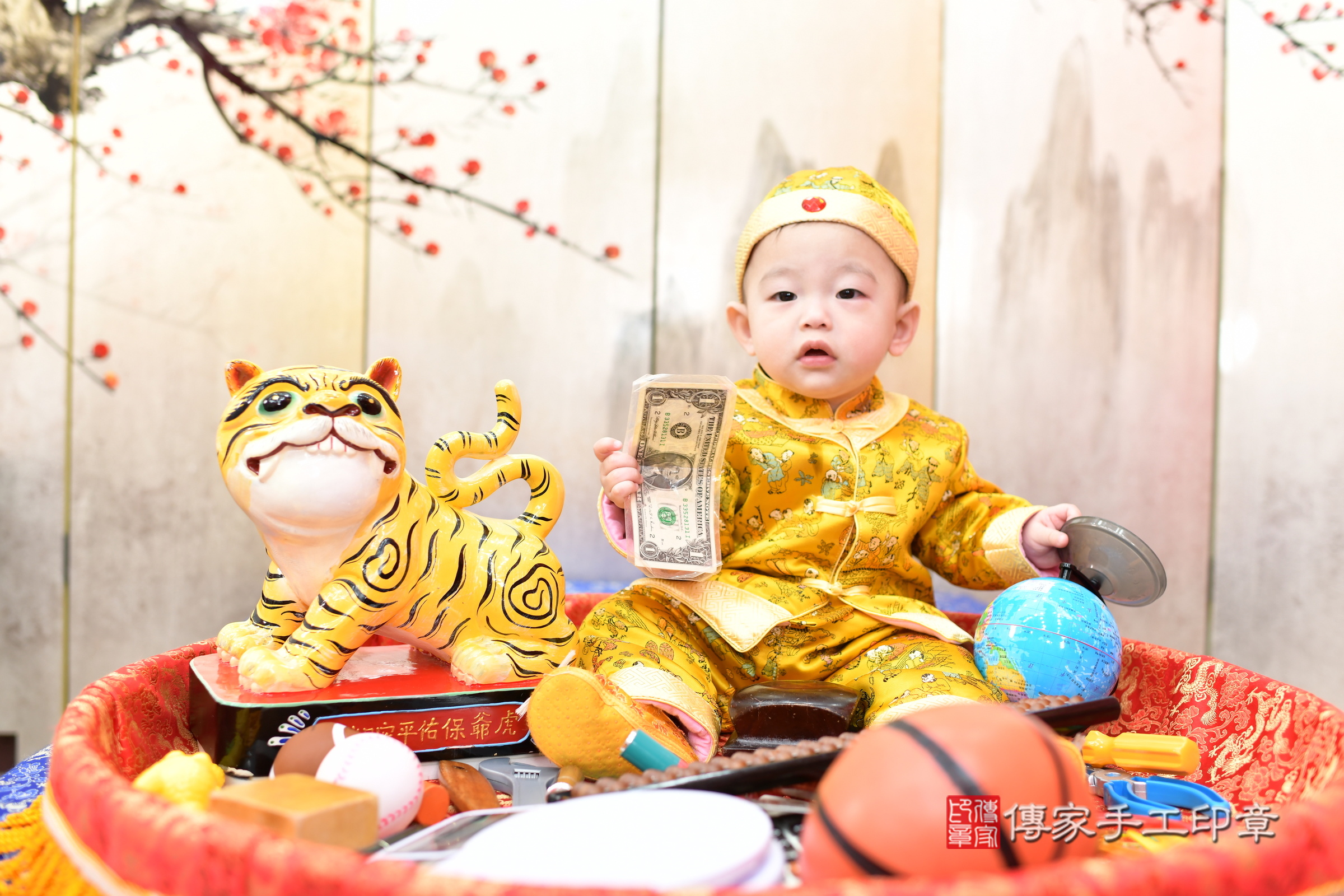 新北市永和區小愷寶寶抓周推薦：傳家新北店抓周度脺中國風會場，嬰兒古禮抓周流程儀式吉祥話、抓周道具物品24種、拍照。抓周證書。2024.12.23，照片7