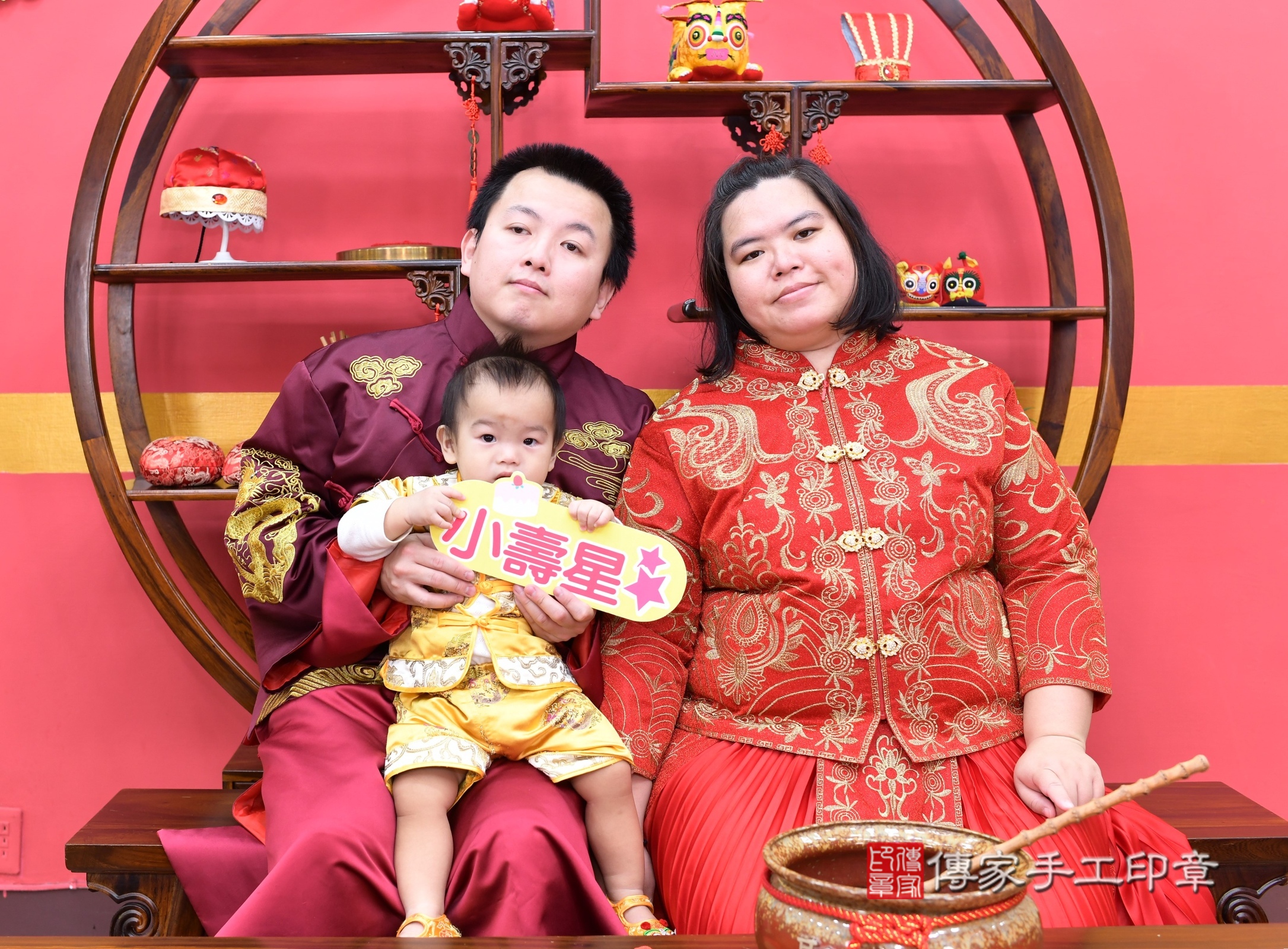 新北市永和區樂樂寶寶抓周推薦：傳家新北店抓周度脺中國風會場，嬰兒古禮抓周流程儀式吉祥話、抓周道具物品24種、拍照。抓周證書。2024.12.28，照片2