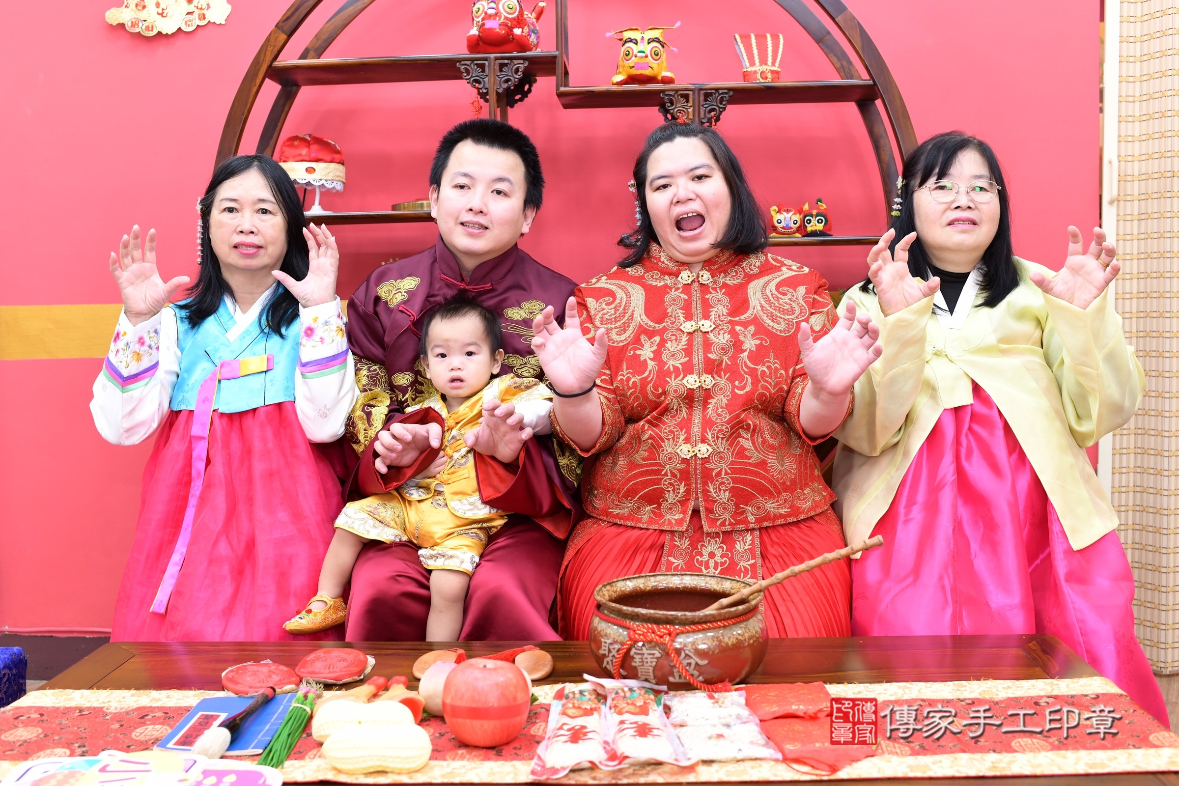 新北市永和區樂樂寶寶抓周推薦：傳家新北店抓周度脺中國風會場，嬰兒古禮抓周流程儀式吉祥話、抓周道具物品24種、拍照。抓周證書。2024.12.28，照片16
