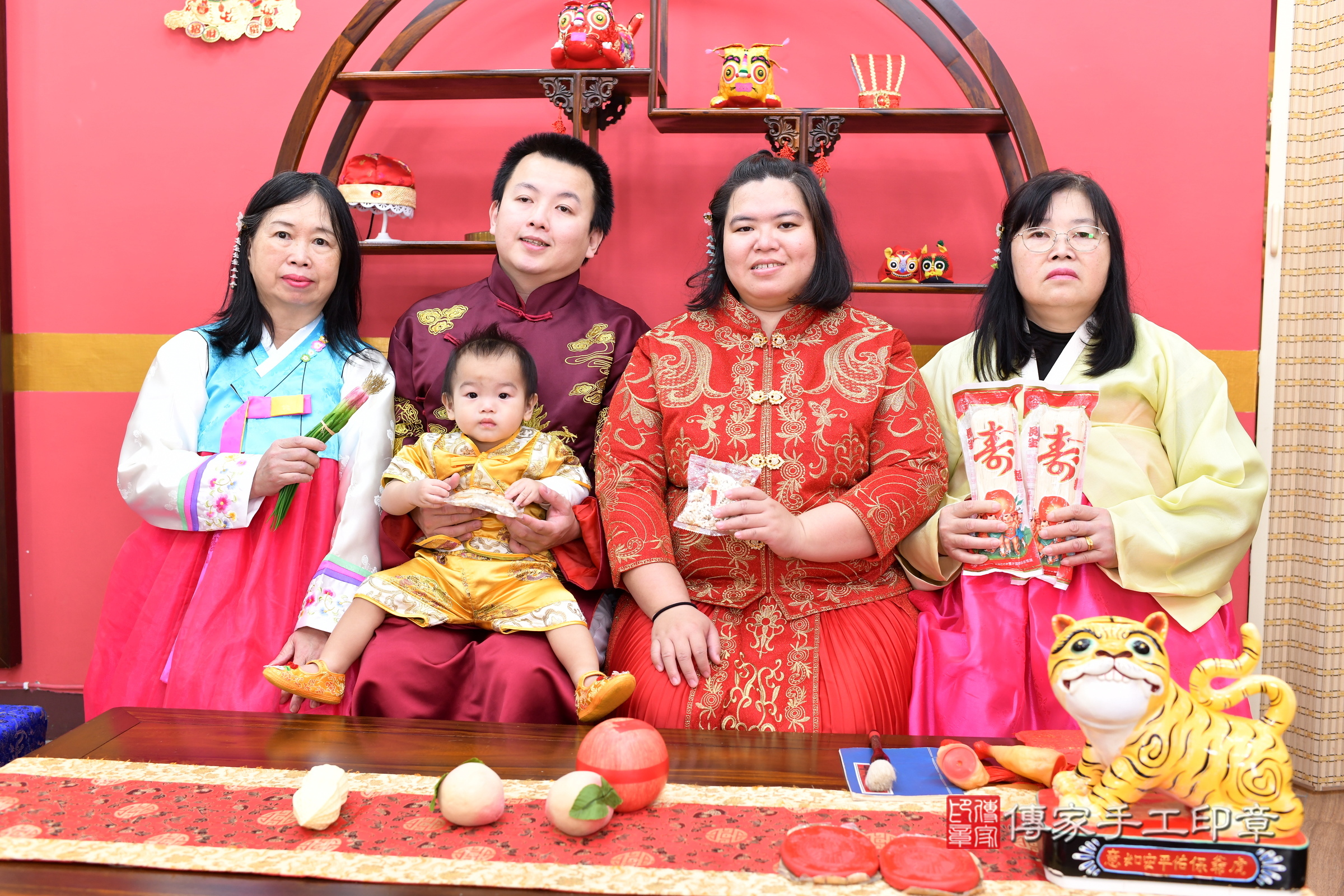 新北市永和區樂樂寶寶抓周推薦：傳家新北店抓周度脺中國風會場，嬰兒古禮抓周流程儀式吉祥話、抓周道具物品24種、拍照。抓周證書。2024.12.28，照片12