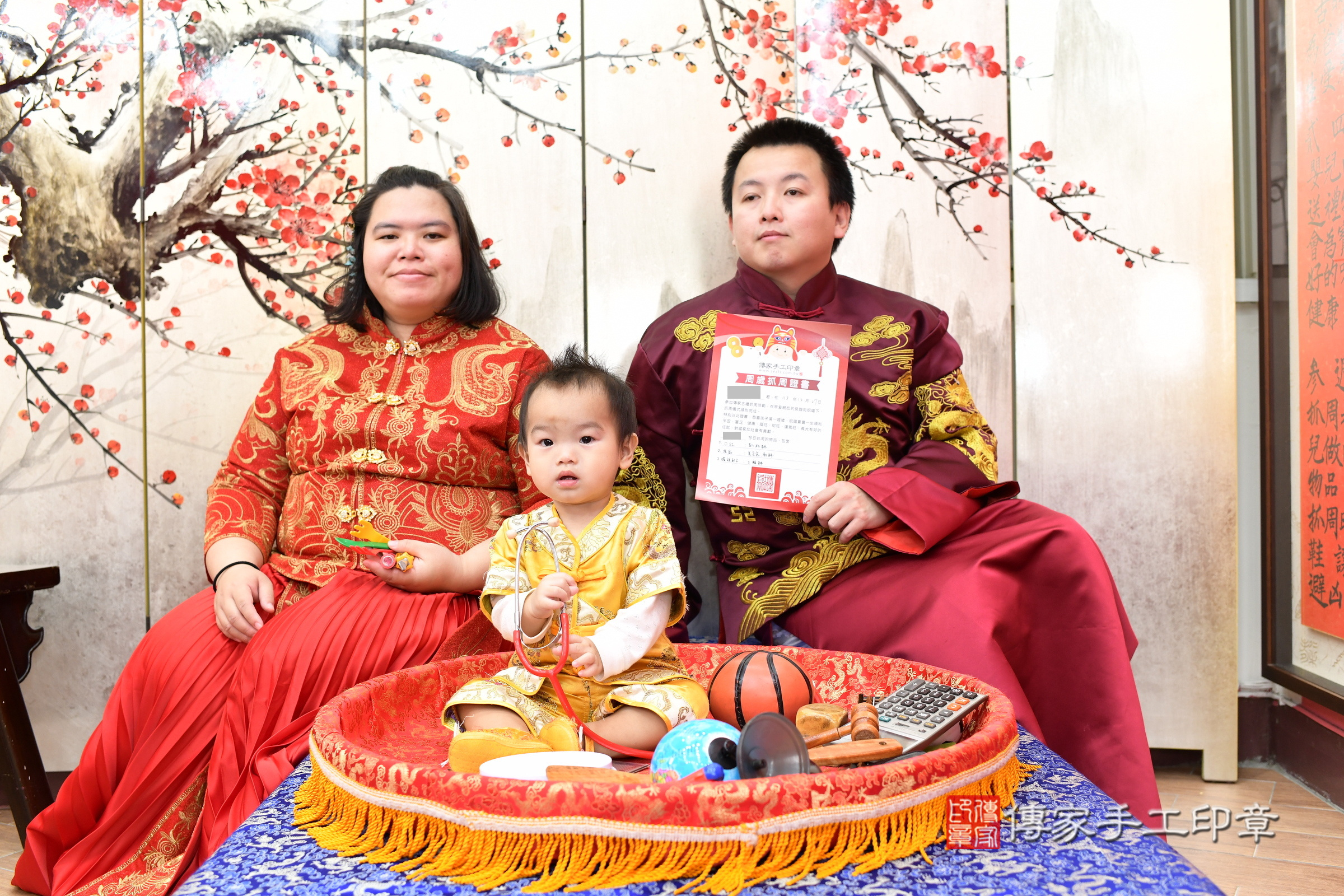新北市永和區樂樂寶寶抓周推薦：傳家新北店抓周度脺中國風會場，嬰兒古禮抓周流程儀式吉祥話、抓周道具物品24種、拍照。抓周證書。2024.12.28，照片13