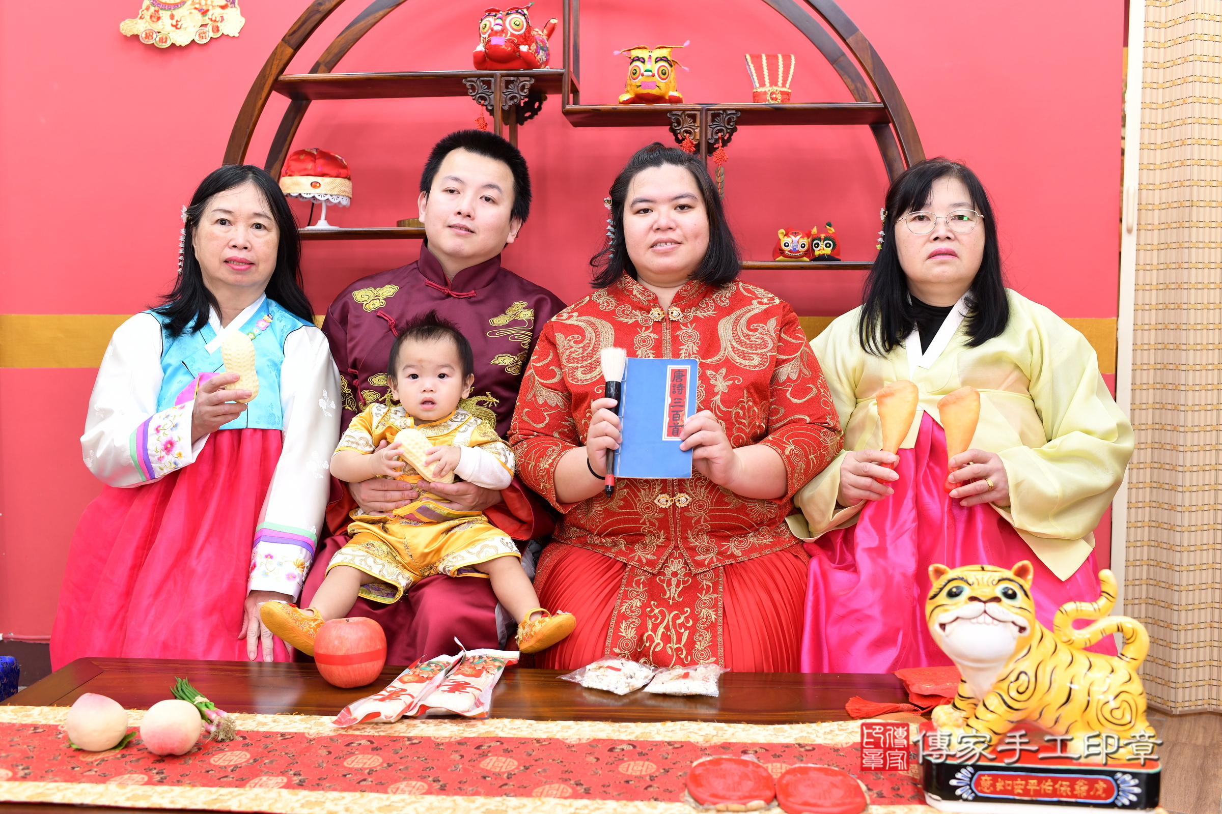 新北市永和區樂樂寶寶抓周推薦：傳家新北店抓周度脺中國風會場，嬰兒古禮抓周流程儀式吉祥話、抓周道具物品24種、拍照。抓周證書。2024.12.28，照片11
