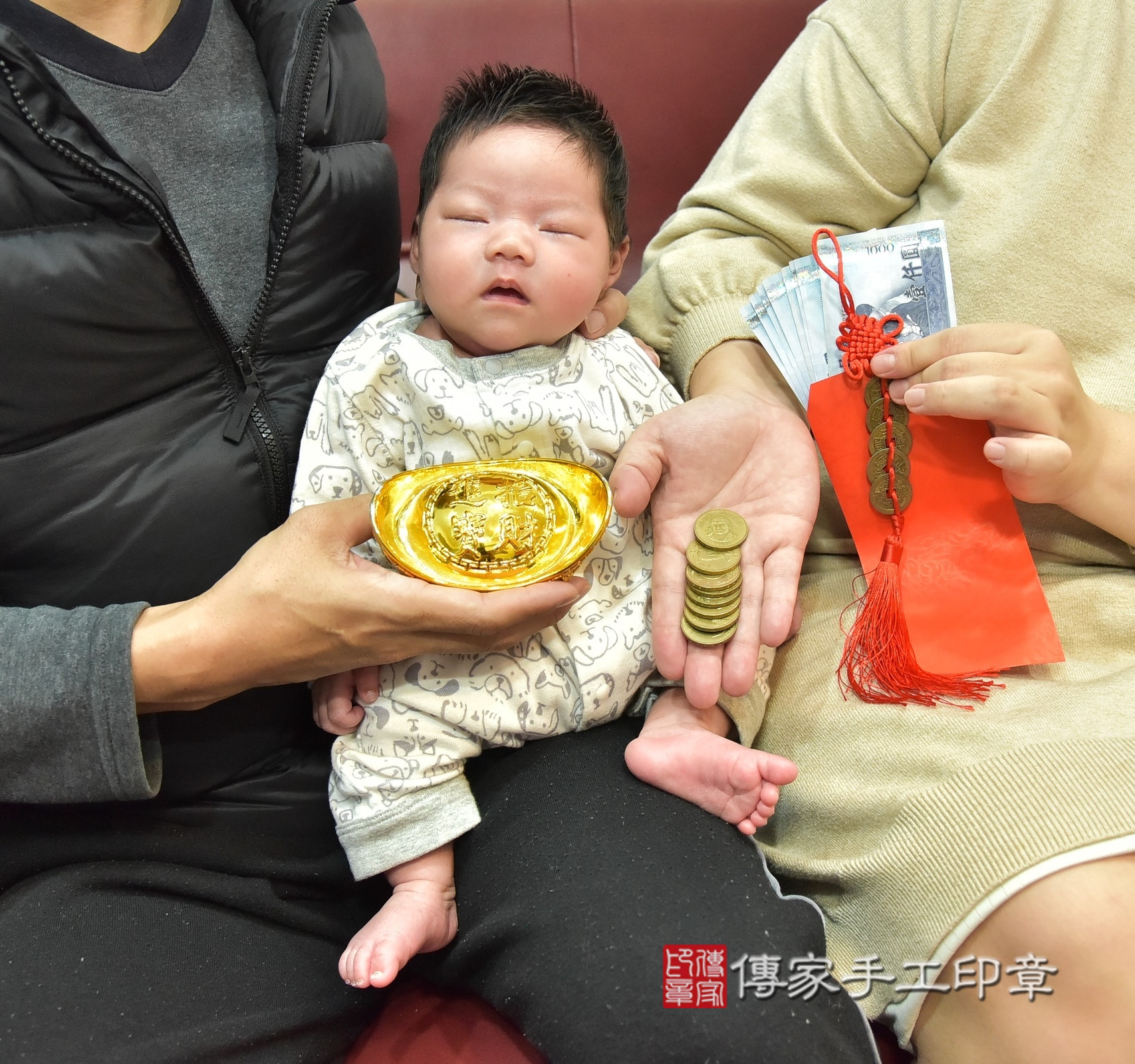 小憶寶寶(桃園市龜山區到府嬰兒小憶寶寶滿月剃頭理髮、到府嬰兒剃胎毛儀式吉祥話)。到府剃頭剃胎毛主持、專業拍照、證書。★購買「臍帶章、肚臍章、胎毛筆刷印章」贈送：剃頭、收涎、抓周，三選一。2024.12.27，照片12