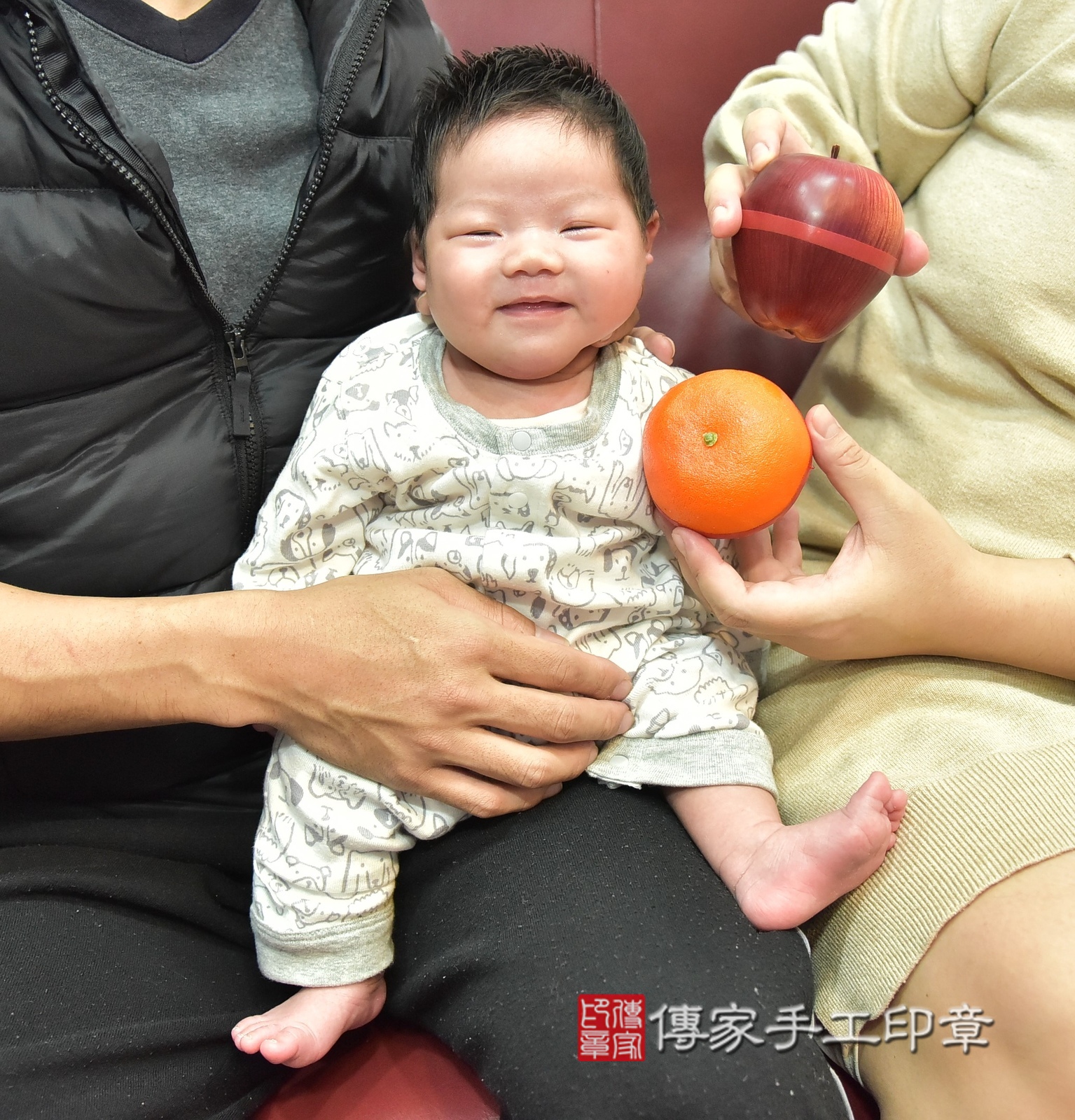 小憶寶寶(桃園市龜山區到府嬰兒小憶寶寶滿月剃頭理髮、到府嬰兒剃胎毛儀式吉祥話)。到府剃頭剃胎毛主持、專業拍照、證書。★購買「臍帶章、肚臍章、胎毛筆刷印章」贈送：剃頭、收涎、抓周，三選一。2024.12.27，照片7