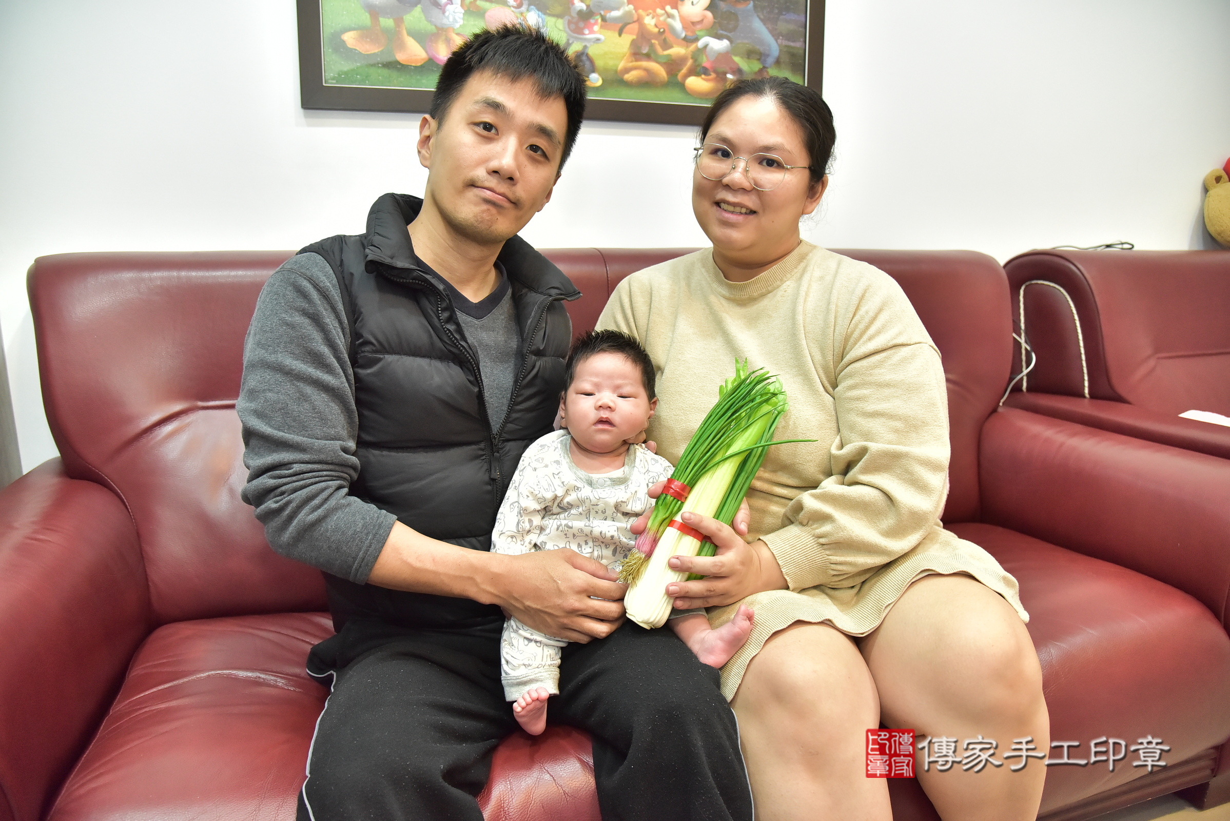小憶寶寶(桃園市龜山區到府嬰兒小憶寶寶滿月剃頭理髮、到府嬰兒剃胎毛儀式吉祥話)。到府剃頭剃胎毛主持、專業拍照、證書。★購買「臍帶章、肚臍章、胎毛筆刷印章」贈送：剃頭、收涎、抓周，三選一。2024.12.27，照片8