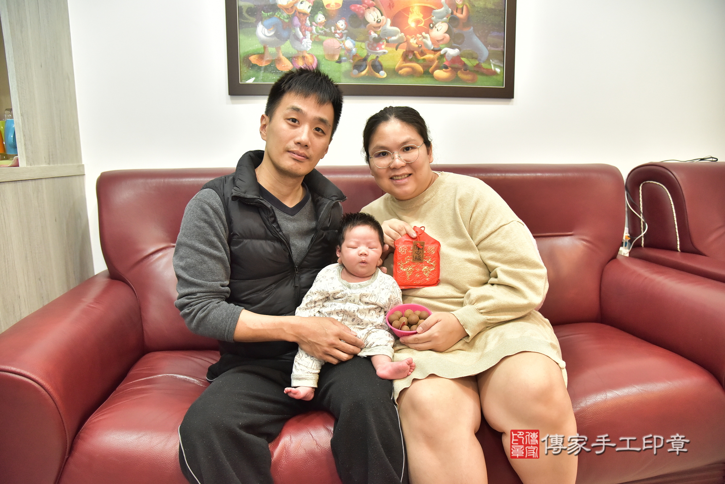 小憶寶寶(桃園市龜山區到府嬰兒小憶寶寶滿月剃頭理髮、到府嬰兒剃胎毛儀式吉祥話)。到府剃頭剃胎毛主持、專業拍照、證書。★購買「臍帶章、肚臍章、胎毛筆刷印章」贈送：剃頭、收涎、抓周，三選一。2024.12.27，照片5