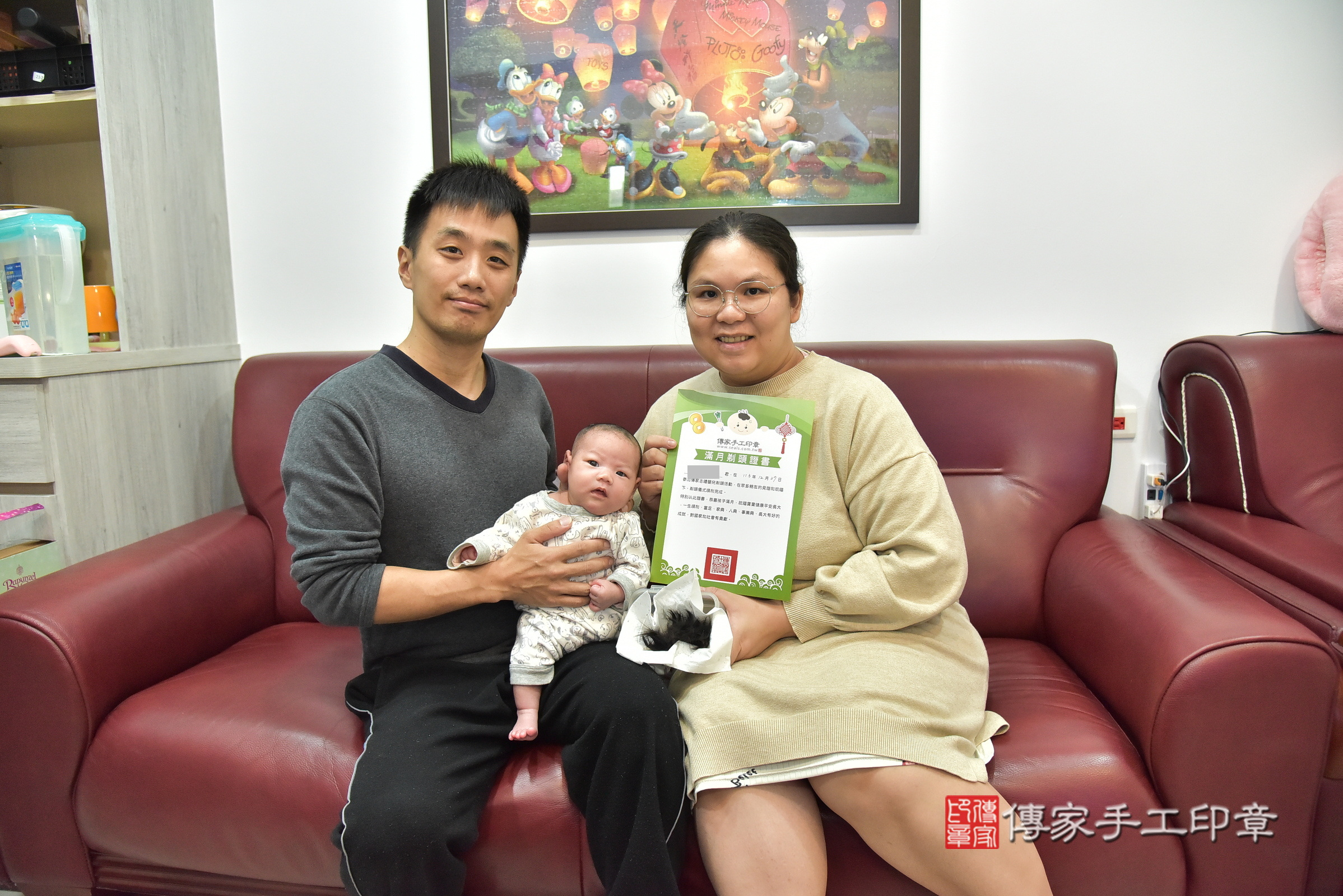 小憶寶寶(桃園市龜山區到府嬰兒小憶寶寶滿月剃頭理髮、到府嬰兒剃胎毛儀式吉祥話)。到府剃頭剃胎毛主持、專業拍照、證書。★購買「臍帶章、肚臍章、胎毛筆刷印章」贈送：剃頭、收涎、抓周，三選一。2024.12.27，照片16
