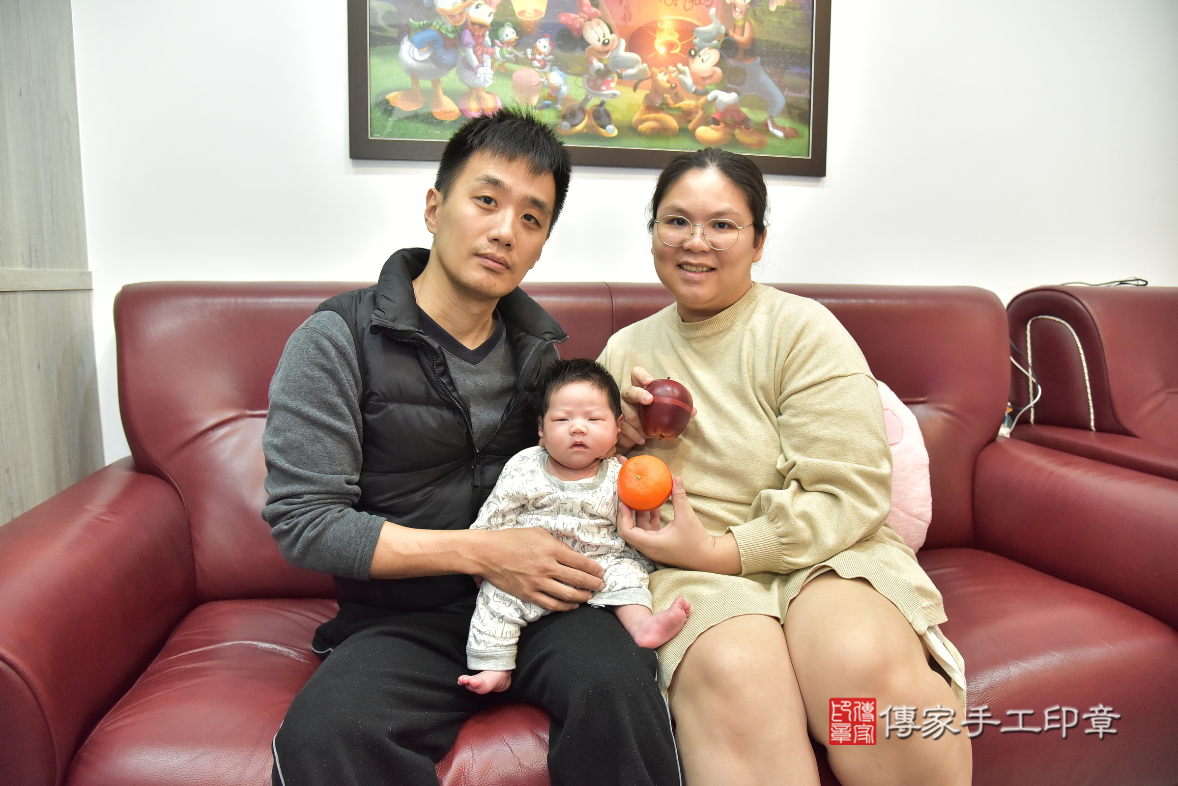 小憶寶寶(桃園市龜山區到府嬰兒小憶寶寶滿月剃頭理髮、到府嬰兒剃胎毛儀式吉祥話)。到府剃頭剃胎毛主持、專業拍照、證書。★購買「臍帶章、肚臍章、胎毛筆刷印章」贈送：剃頭、收涎、抓周，三選一。2024.12.27，照片6