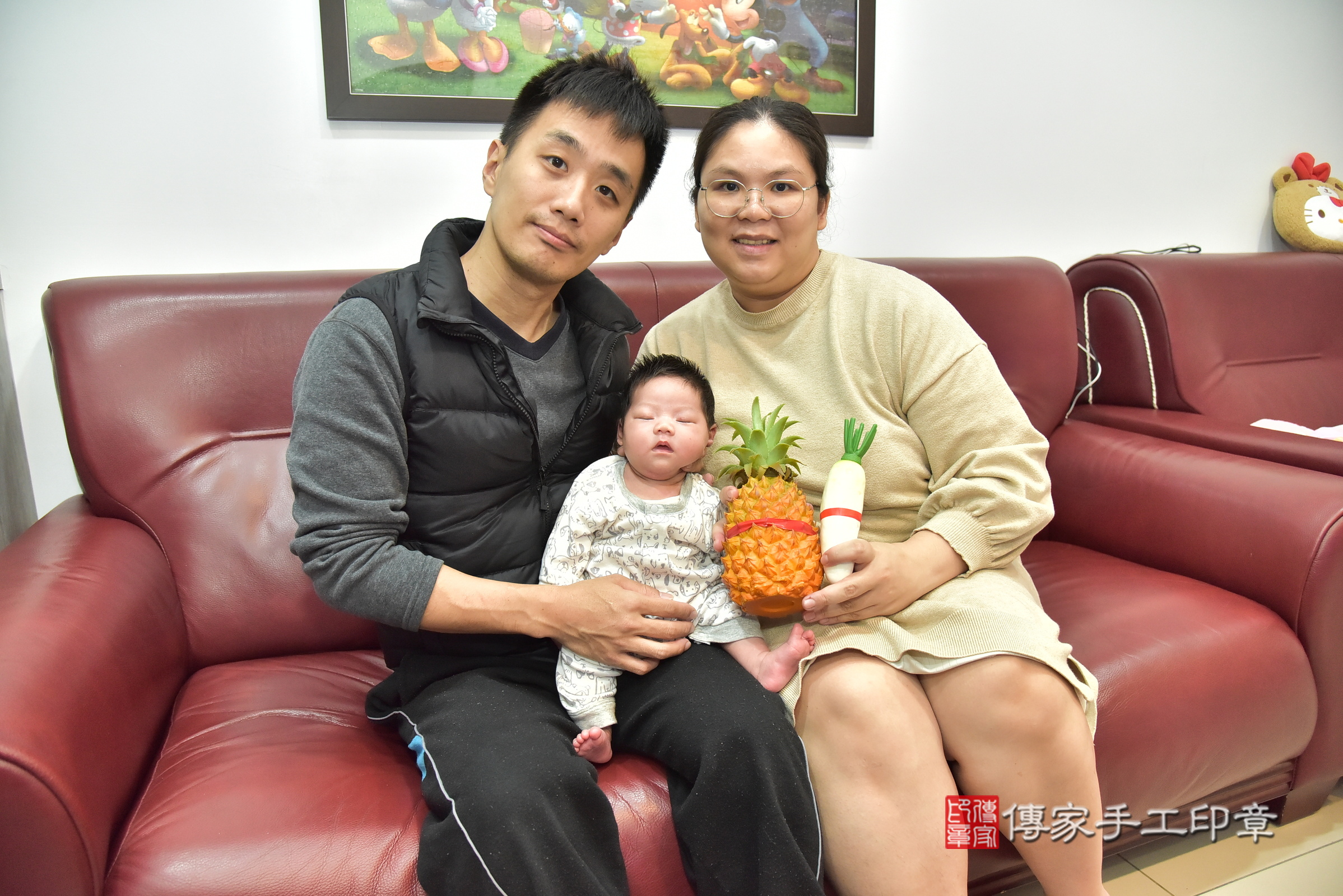 小憶寶寶(桃園市龜山區到府嬰兒小憶寶寶滿月剃頭理髮、到府嬰兒剃胎毛儀式吉祥話)。到府剃頭剃胎毛主持、專業拍照、證書。★購買「臍帶章、肚臍章、胎毛筆刷印章」贈送：剃頭、收涎、抓周，三選一。2024.12.27，照片9