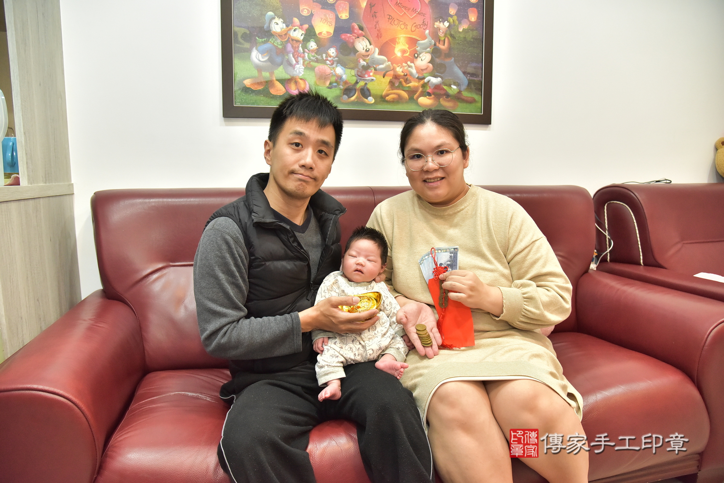 小憶寶寶(桃園市龜山區到府嬰兒小憶寶寶滿月剃頭理髮、到府嬰兒剃胎毛儀式吉祥話)。到府剃頭剃胎毛主持、專業拍照、證書。★購買「臍帶章、肚臍章、胎毛筆刷印章」贈送：剃頭、收涎、抓周，三選一。2024.12.27，照片11