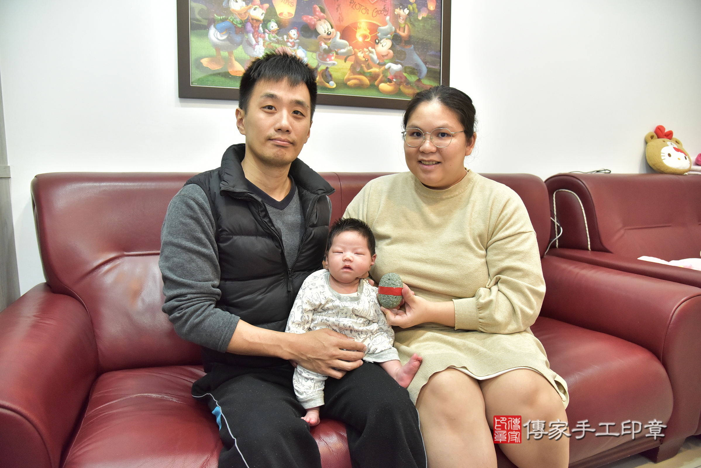 小憶寶寶(桃園市龜山區到府嬰兒小憶寶寶滿月剃頭理髮、到府嬰兒剃胎毛儀式吉祥話)。到府剃頭剃胎毛主持、專業拍照、證書。★購買「臍帶章、肚臍章、胎毛筆刷印章」贈送：剃頭、收涎、抓周，三選一。2024.12.27，照片10