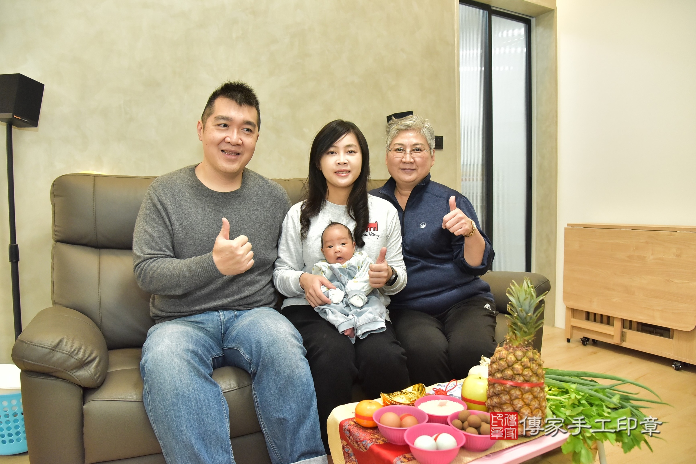 小亨寶寶(新北市永和區到府嬰兒小亨寶寶滿月剃頭理髮、到府嬰兒剃胎毛儀式吉祥話)。到府剃頭剃胎毛主持、專業拍照、證書。★購買「臍帶章、肚臍章、胎毛筆刷印章」贈送：剃頭、收涎、抓周，三選一。2024.12.29，照片2