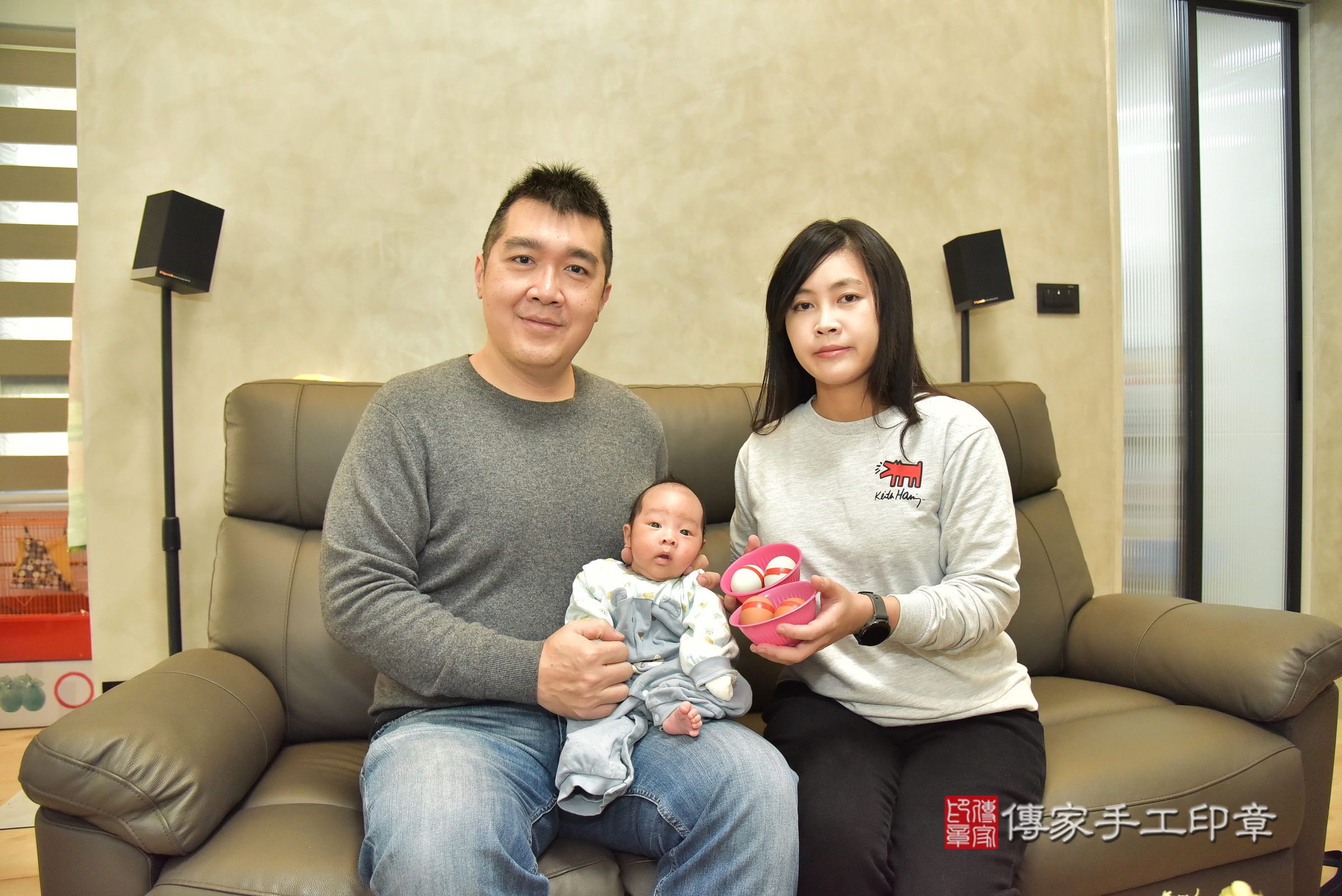 小亨寶寶(新北市永和區到府嬰兒小亨寶寶滿月剃頭理髮、到府嬰兒剃胎毛儀式吉祥話)。到府剃頭剃胎毛主持、專業拍照、證書。★購買「臍帶章、肚臍章、胎毛筆刷印章」贈送：剃頭、收涎、抓周，三選一。2024.12.29，照片4