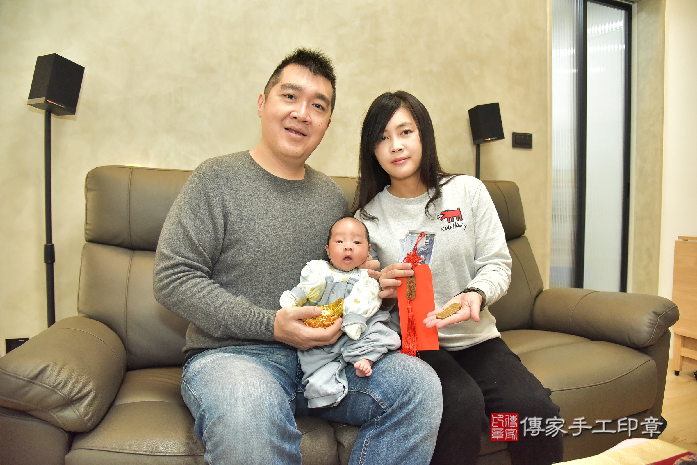 小亨寶寶(新北市永和區到府嬰兒小亨寶寶滿月剃頭理髮、到府嬰兒剃胎毛儀式吉祥話)。到府剃頭剃胎毛主持、專業拍照、證書。★購買「臍帶章、肚臍章、胎毛筆刷印章」贈送：剃頭、收涎、抓周，三選一。2024.12.29，照片11