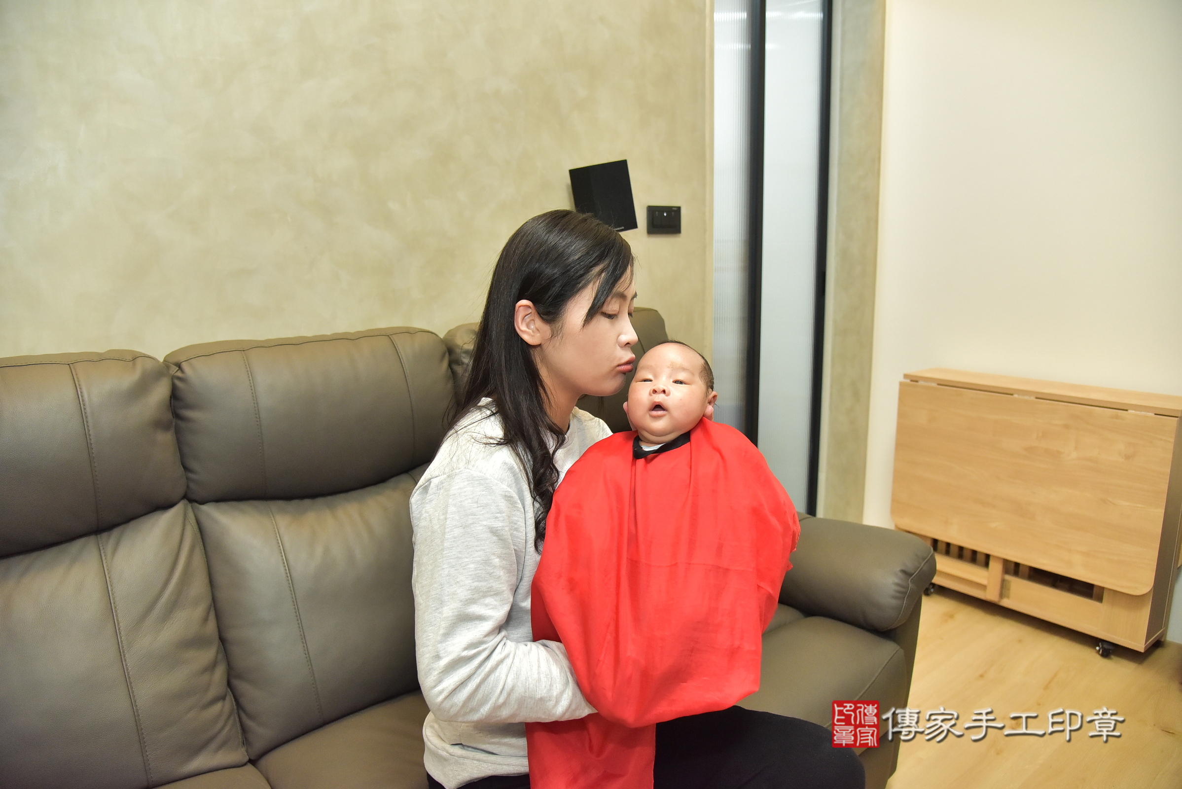 小亨寶寶(新北市永和區到府嬰兒小亨寶寶滿月剃頭理髮、到府嬰兒剃胎毛儀式吉祥話)。到府剃頭剃胎毛主持、專業拍照、證書。★購買「臍帶章、肚臍章、胎毛筆刷印章」贈送：剃頭、收涎、抓周，三選一。2024.12.29，照片13