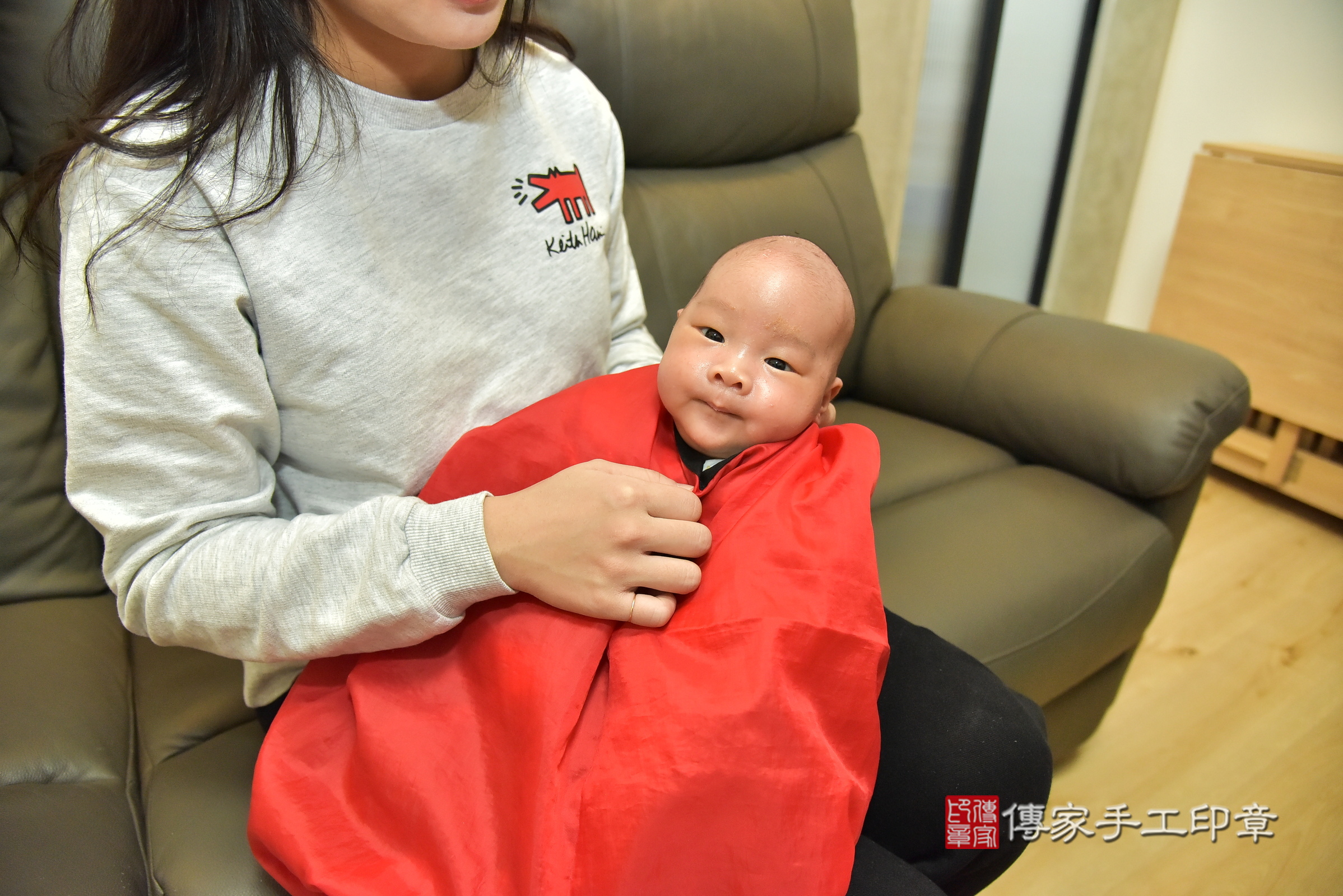 小亨寶寶(新北市永和區到府嬰兒小亨寶寶滿月剃頭理髮、到府嬰兒剃胎毛儀式吉祥話)。到府剃頭剃胎毛主持、專業拍照、證書。★購買「臍帶章、肚臍章、胎毛筆刷印章」贈送：剃頭、收涎、抓周，三選一。2024.12.29，照片14
