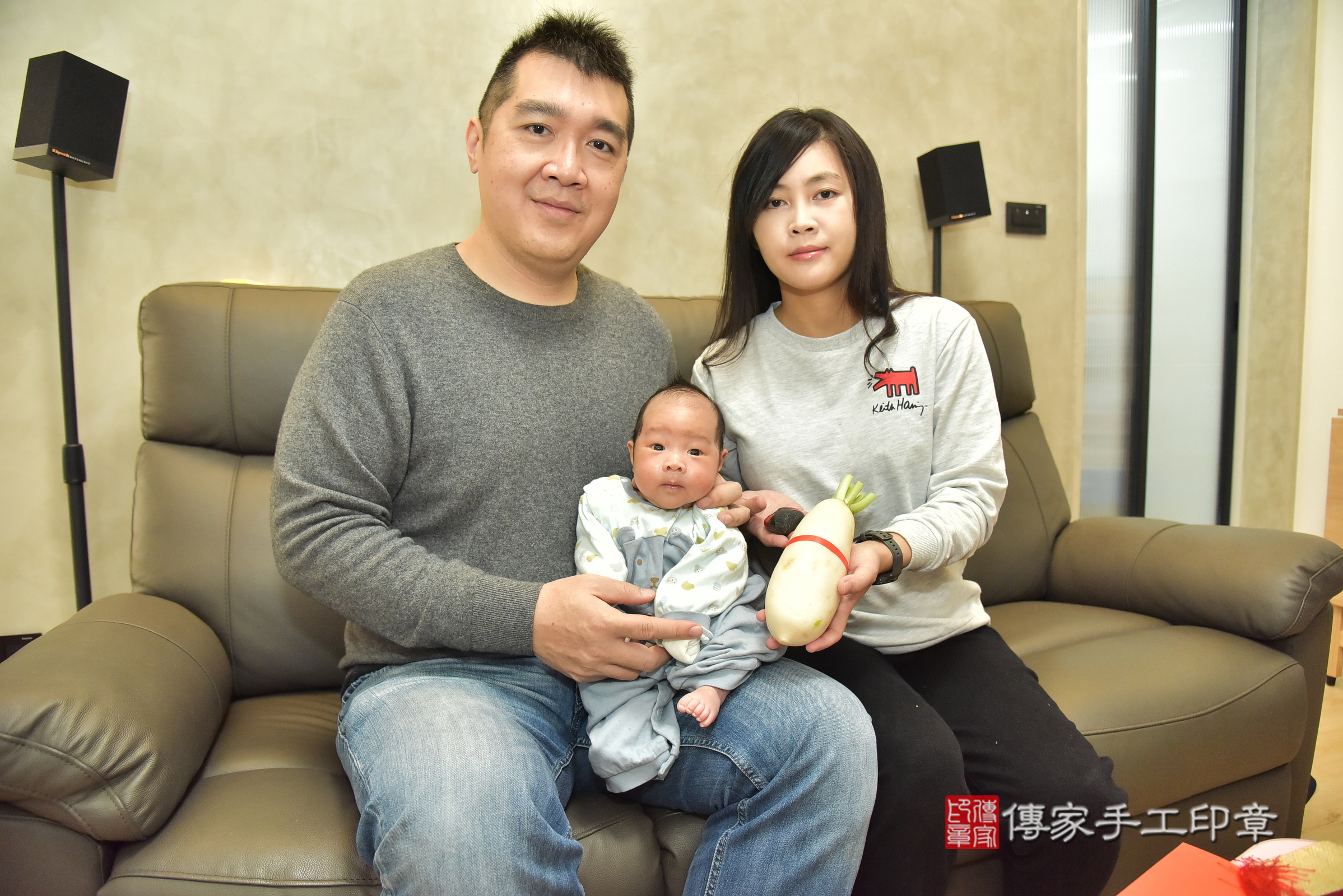 小亨寶寶(新北市永和區到府嬰兒小亨寶寶滿月剃頭理髮、到府嬰兒剃胎毛儀式吉祥話)。到府剃頭剃胎毛主持、專業拍照、證書。★購買「臍帶章、肚臍章、胎毛筆刷印章」贈送：剃頭、收涎、抓周，三選一。2024.12.29，照片9