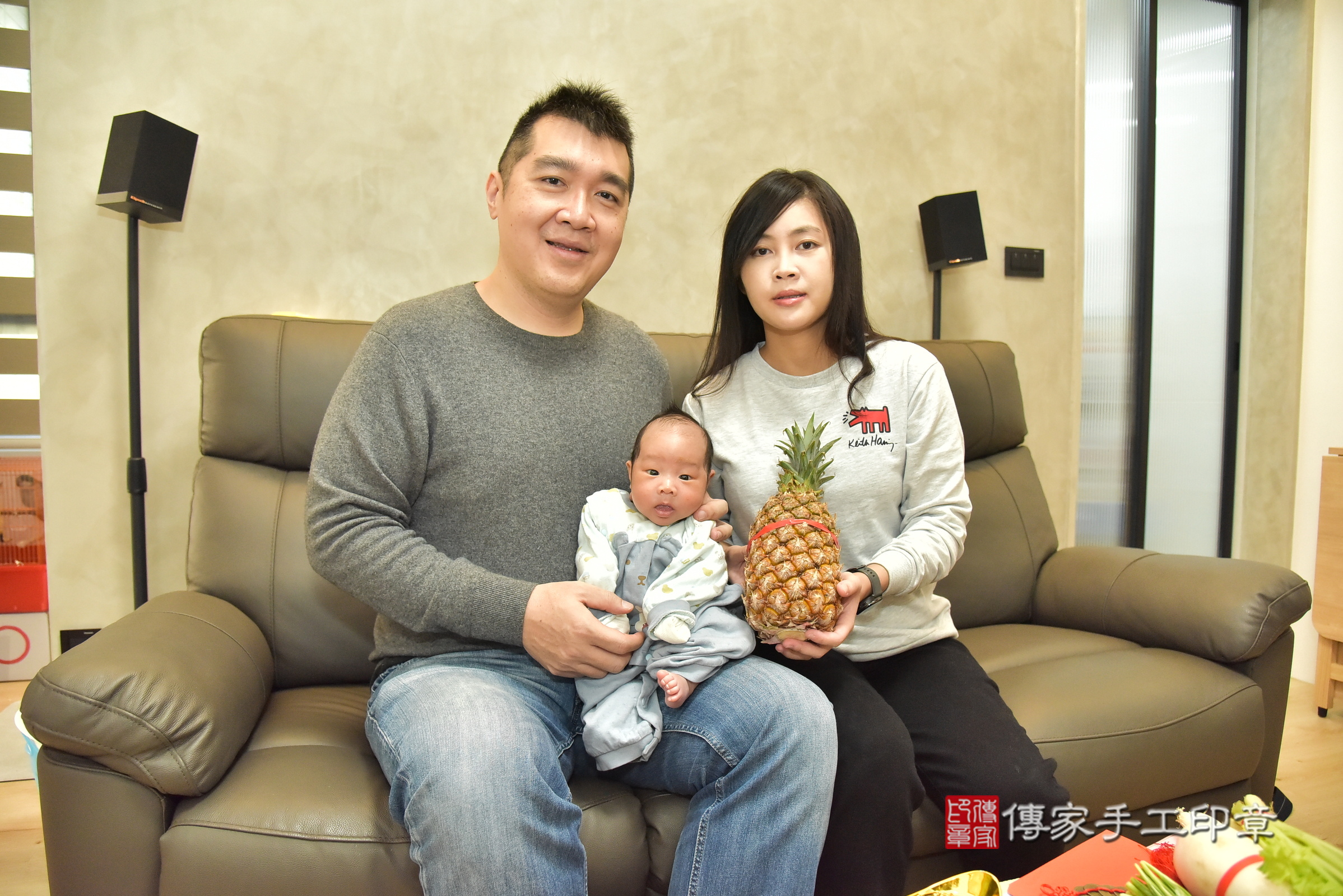 小亨寶寶(新北市永和區到府嬰兒小亨寶寶滿月剃頭理髮、到府嬰兒剃胎毛儀式吉祥話)。到府剃頭剃胎毛主持、專業拍照、證書。★購買「臍帶章、肚臍章、胎毛筆刷印章」贈送：剃頭、收涎、抓周，三選一。2024.12.29，照片7