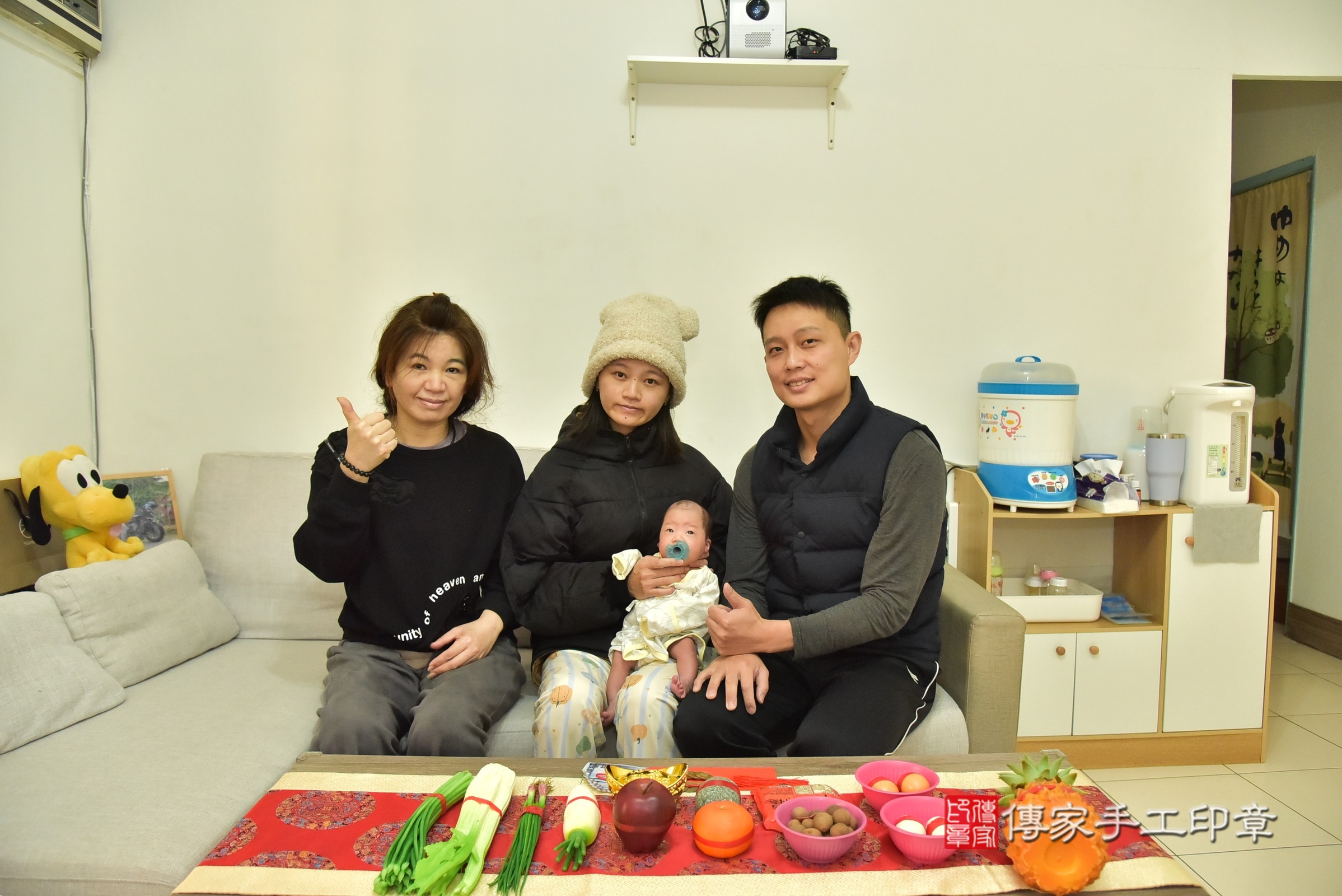 小涵寶寶(新北市三重區到府嬰兒小涵寶寶滿月剃頭理髮、到府嬰兒剃胎毛儀式吉祥話)。到府剃頭剃胎毛主持、專業拍照、證書。★購買「臍帶章、肚臍章、胎毛筆刷印章」贈送：剃頭、收涎、抓周，三選一。2024.12.29，照片3
